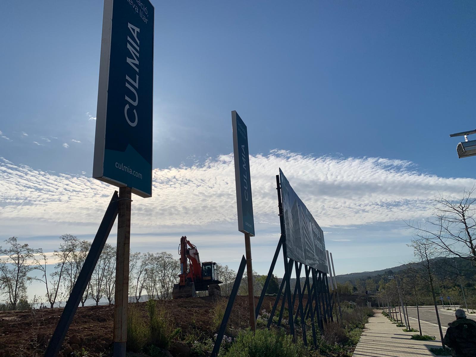 Cartells que anuncien la construcció d’habitatge de promoció privada a la Plana del Castell, a l’avinguda del Castell, en una de les primeres zones residencials en urbanització.