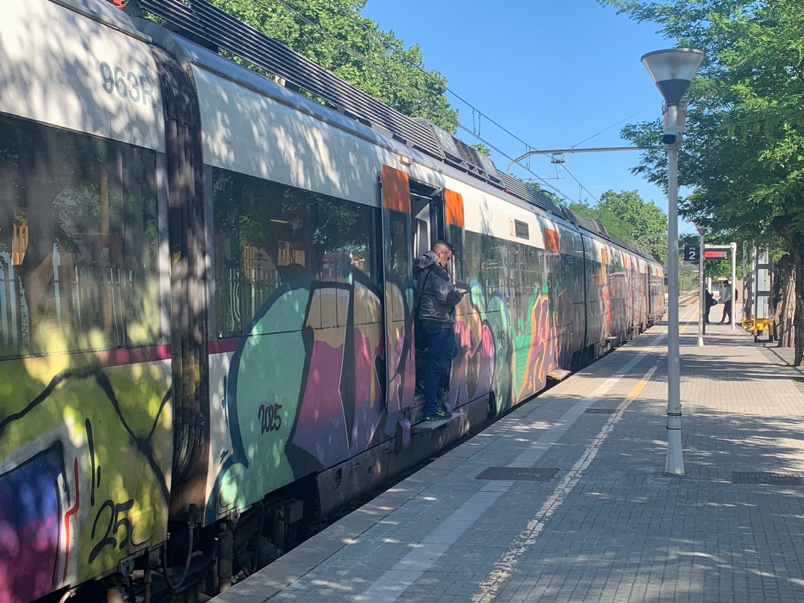 Tren aturat a l'estació de Cerdanyola durant aquesta tarda a causa d'una incidència a l'estació de Montcada Bifurcació, altres fonts ho atribueixen a un robatori de coure. FOTO: Judit Josa