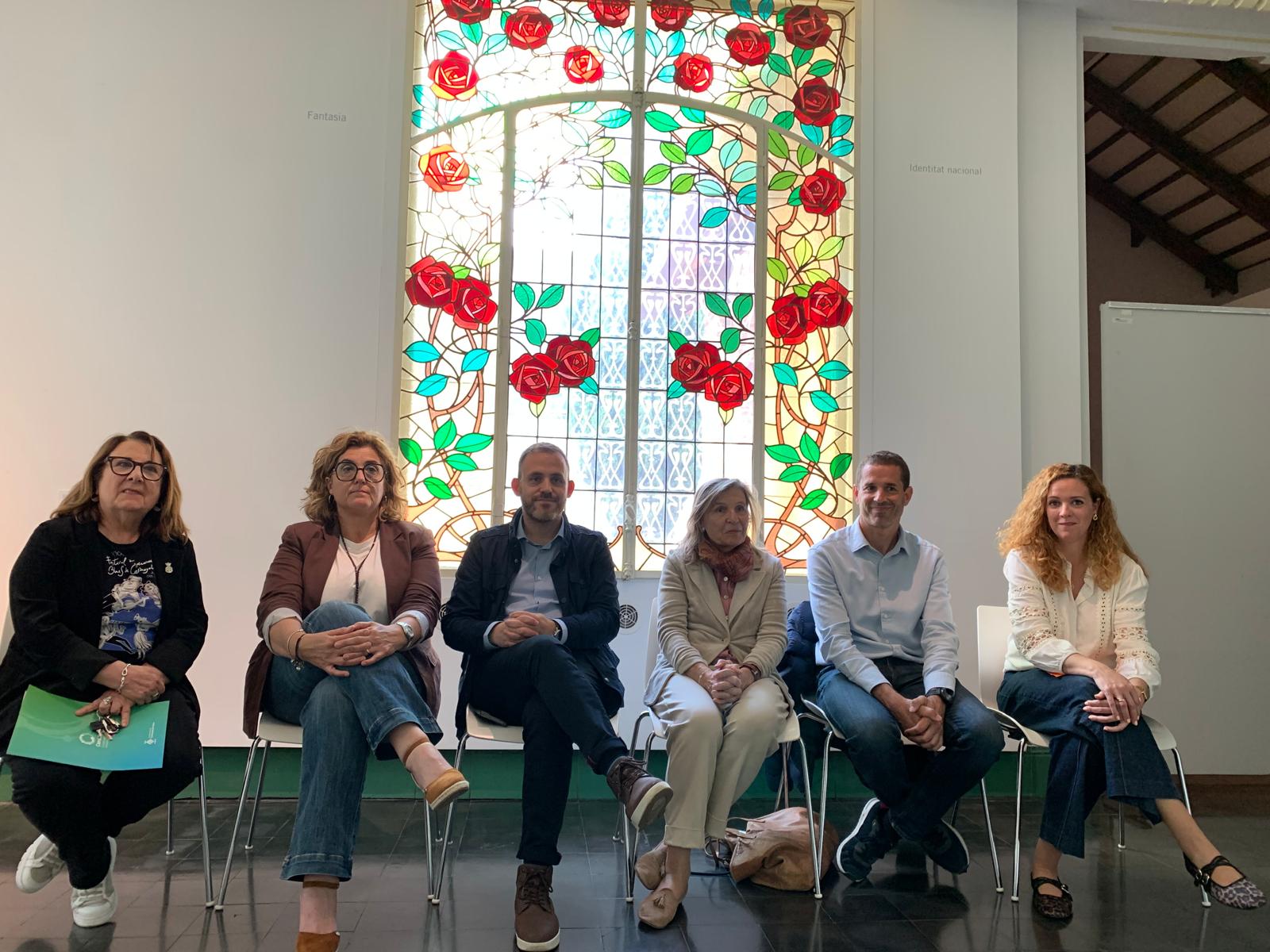 D'equerra a dreta, les regidores Pilar Adell i Pepi Rivera, l'acalde Carlos Cordón, Isabel Domènech i els caps tècnics, Miguel Morales i Lola Martos. Al fons el vitrall. FOTO: Judit Josa. 