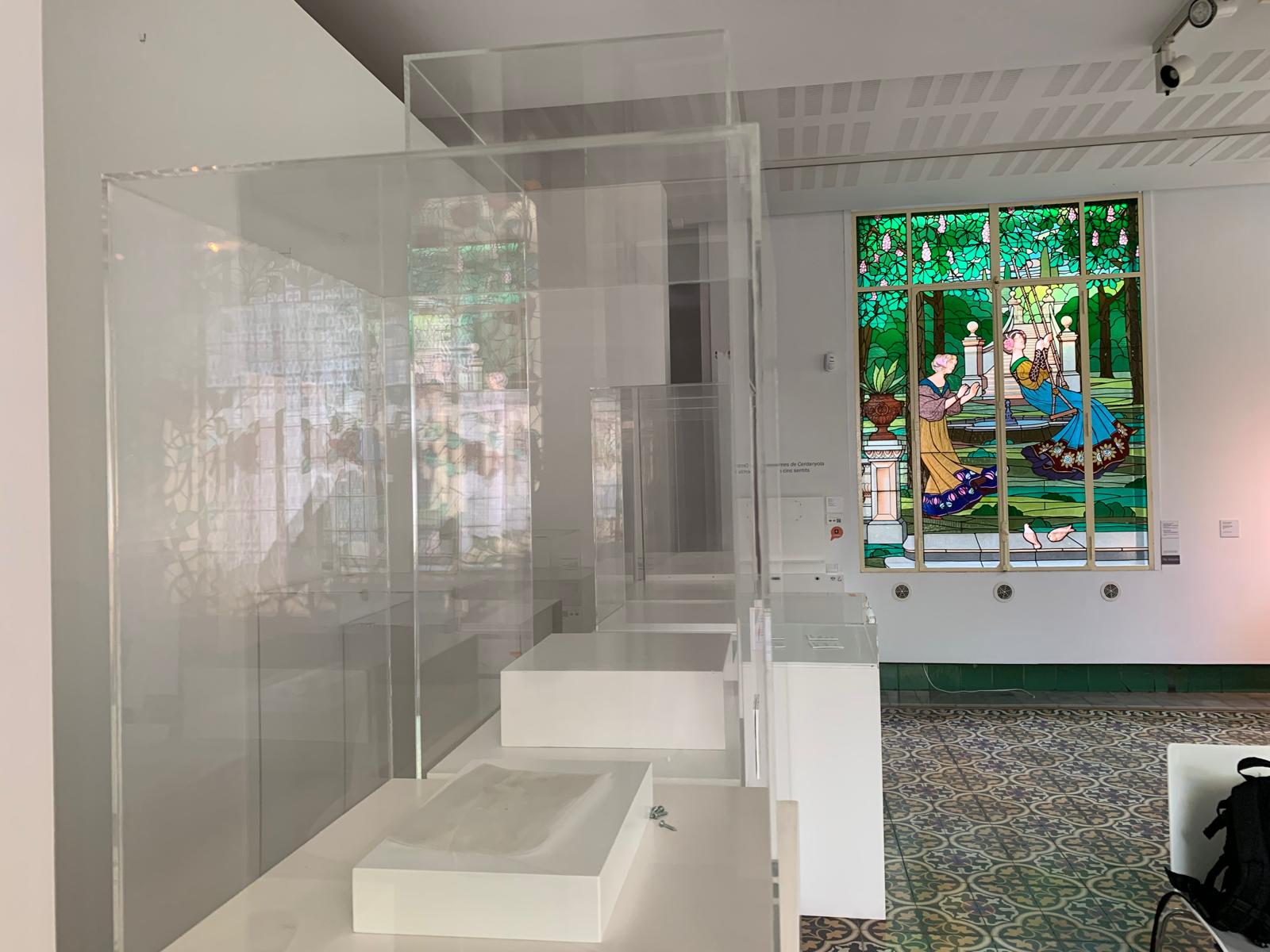 El vitrall de les dames, atribuït a l'artista alsacià Ludwig Dietrich von Bearn, envoltat per les vitrines buides del museu. FOTO: Judit Josa