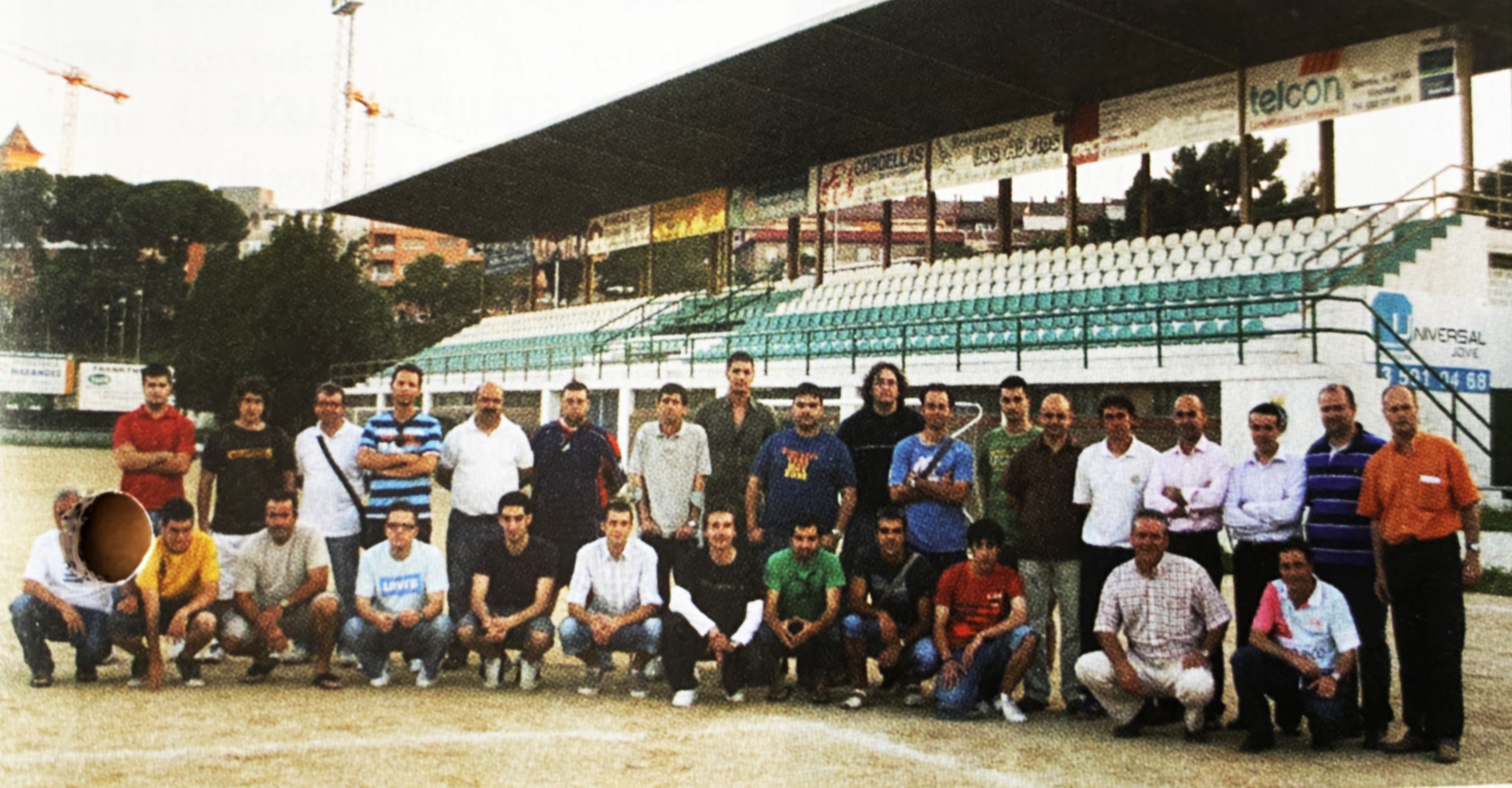 Entrenadors del futbol base de Cerdanyola, en una imatge de 2008 al desaparegut camp de futbol. FOTO: Núria Ferrer