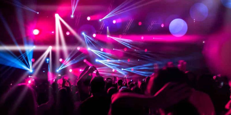  Joves i lluma en una activitat musical amb DJ