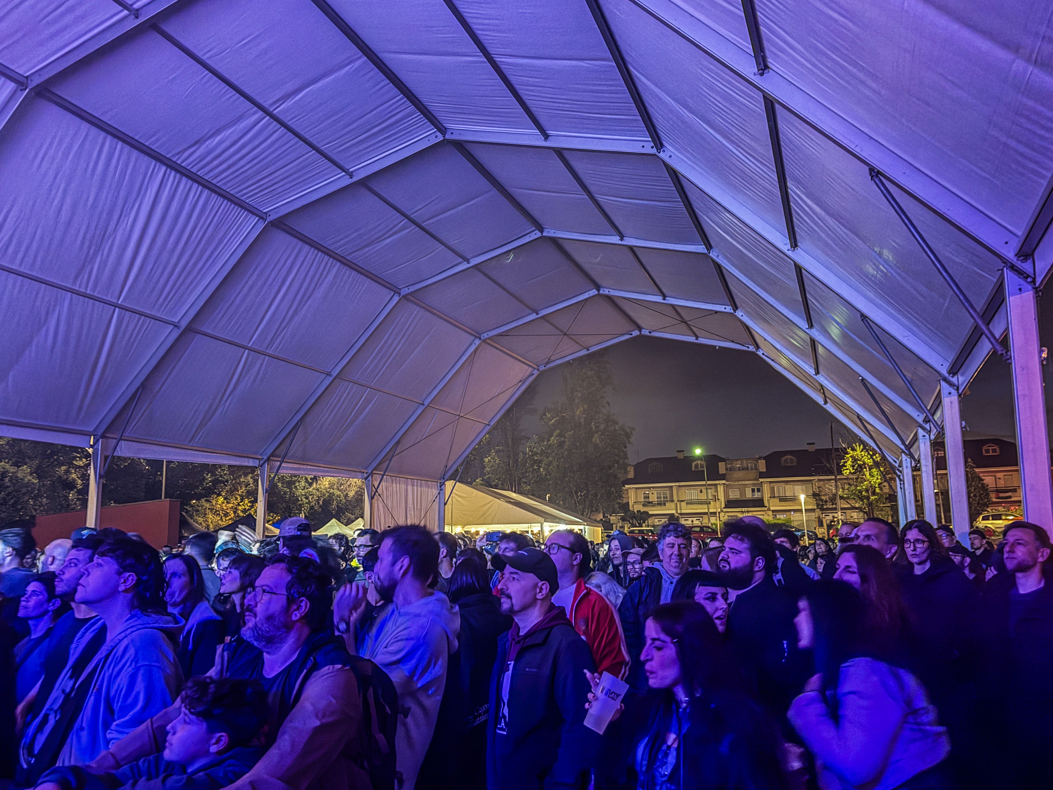 El públic va seguir l’Altimira Fest sota la carpa del parc del Turonet. FOTO: Carme Monclús.