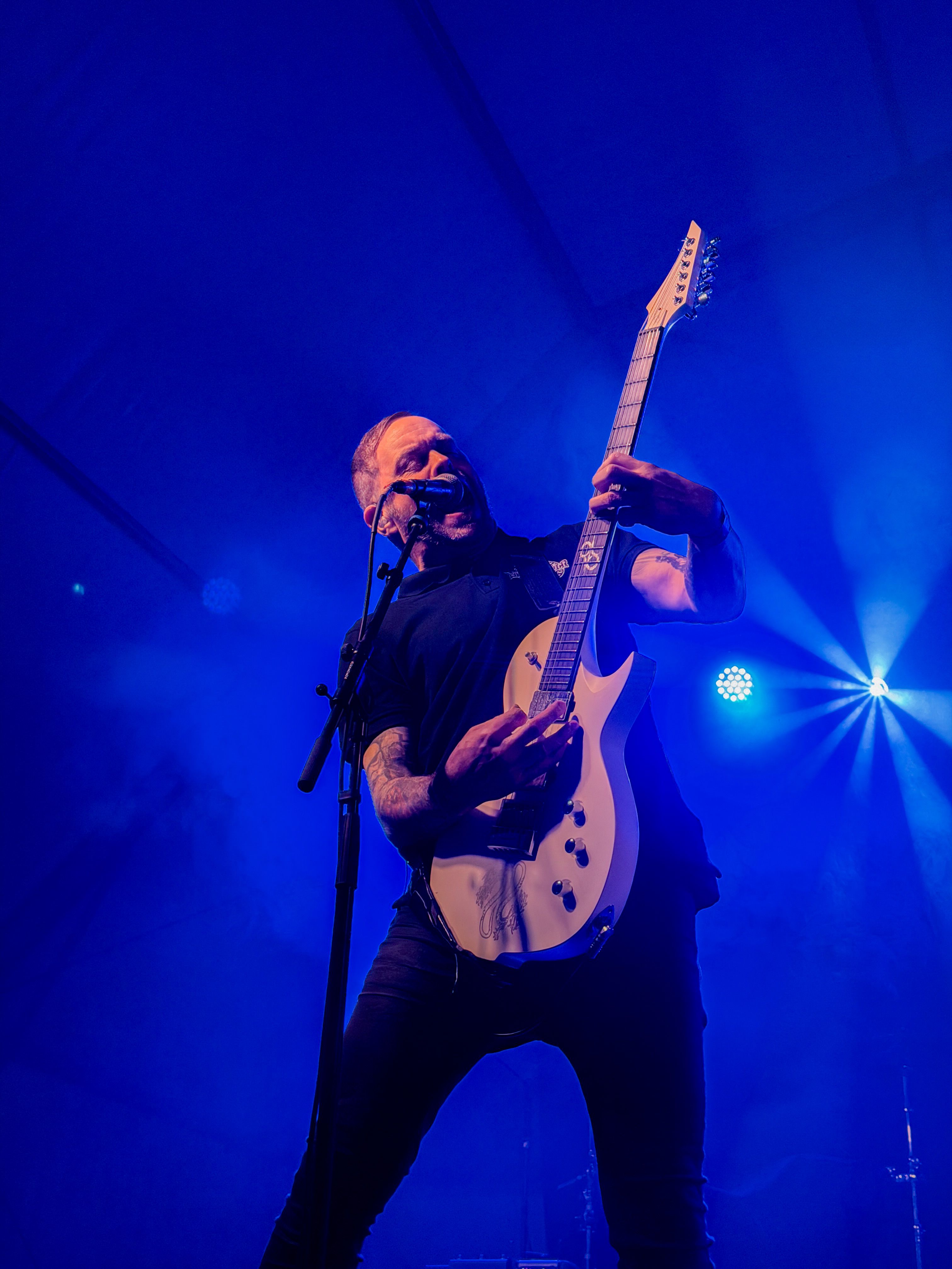 El guitarrista de Misconduct, en plena descàrrega de hard rock a l’Altimira Fest. FOTO: Carme Monclús.
