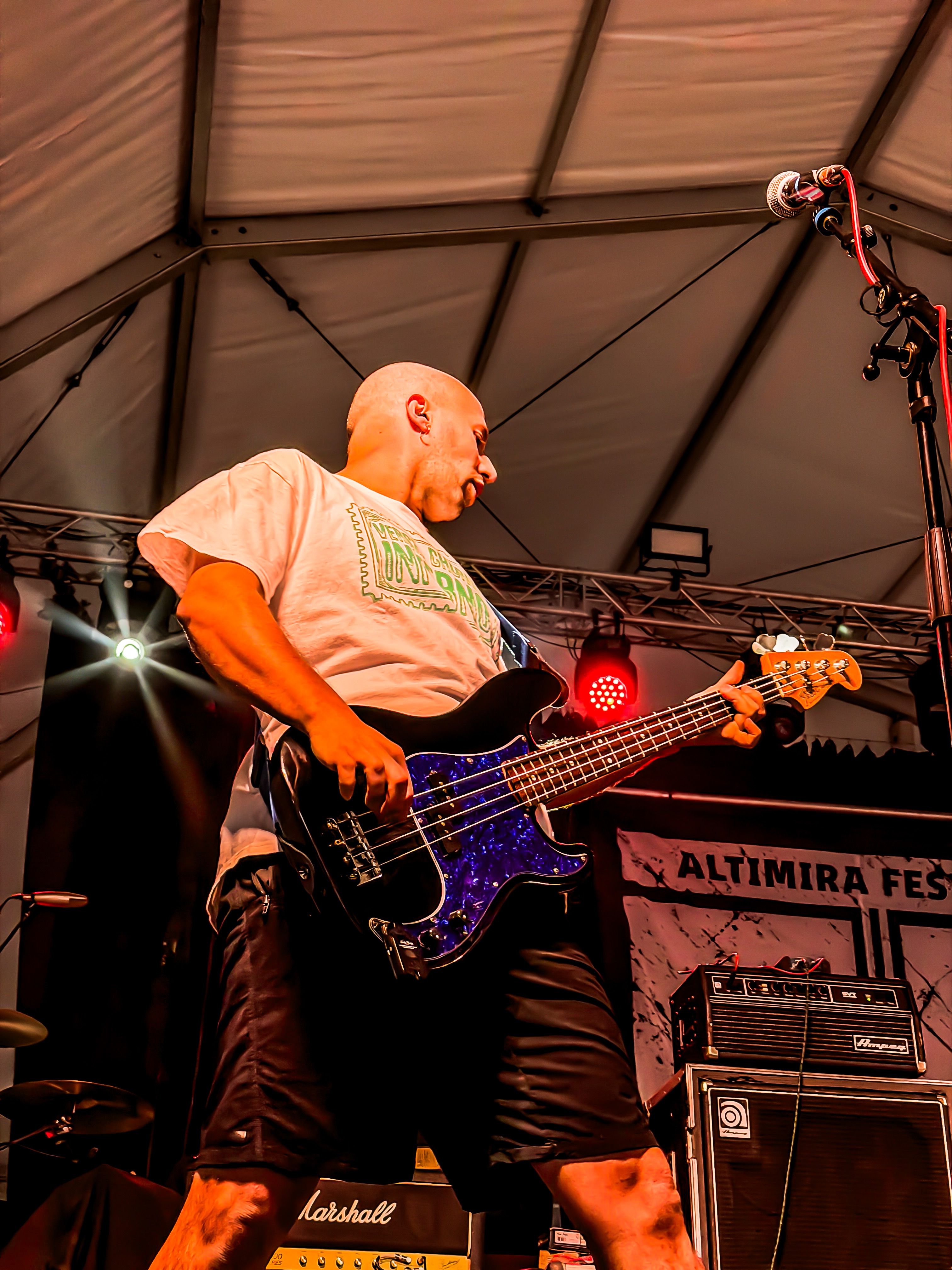 El baixista del grup Fastloud durant la seva actuació a l’Altimira Fest. FOTO: Carme Monclús.
