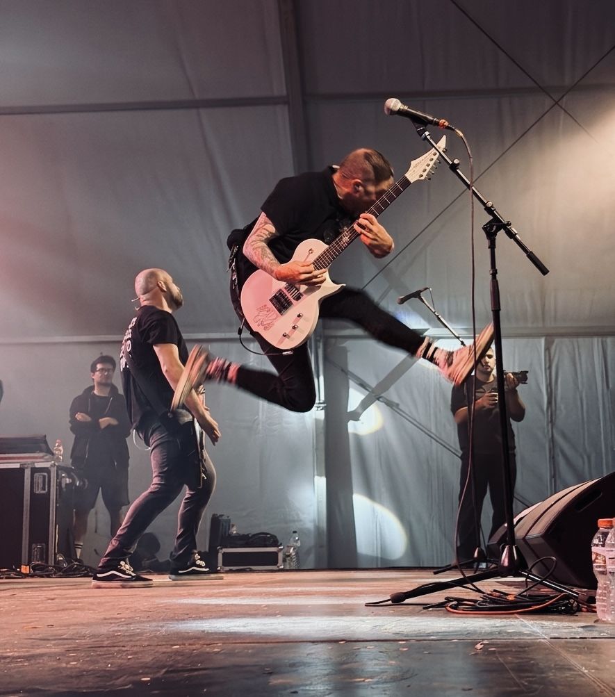 El guitarrista de Misconduct, en plena cabriola durant el concert a l’Altimira Fest. FOTO: Carme Monclús
