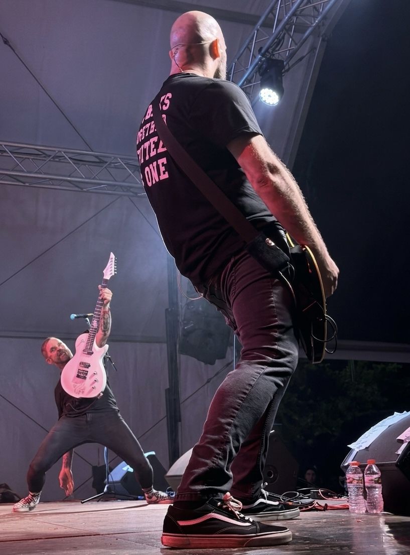 Detall del directe de Misconduct durant el seu pas per l’Altimira Fest. FOTO: Carme Monclús.