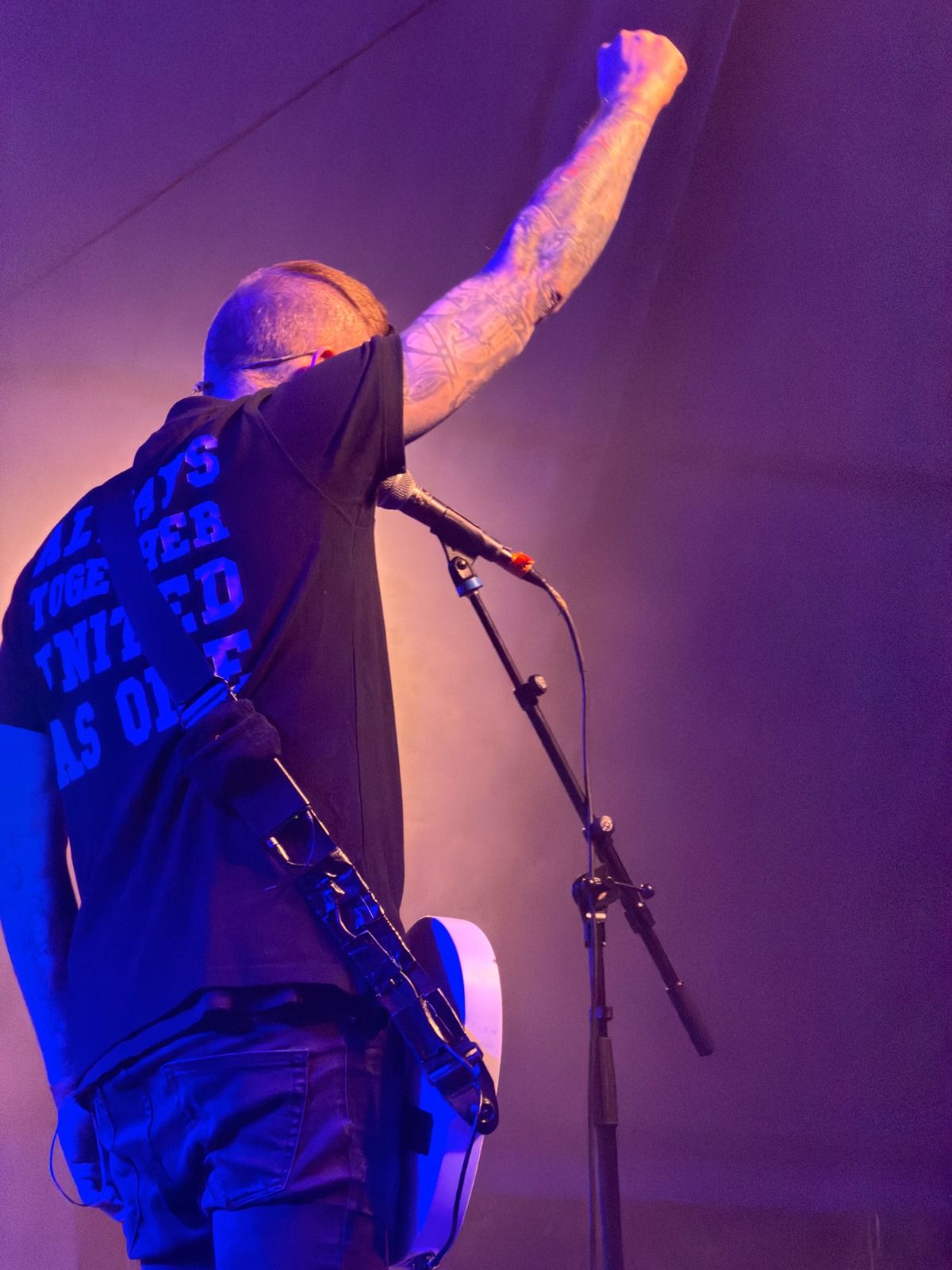Un dels membres de la banda sueca saluda el públic durant l'actuació a l’Altimira Fest. FOTO: Carme Monclús.
