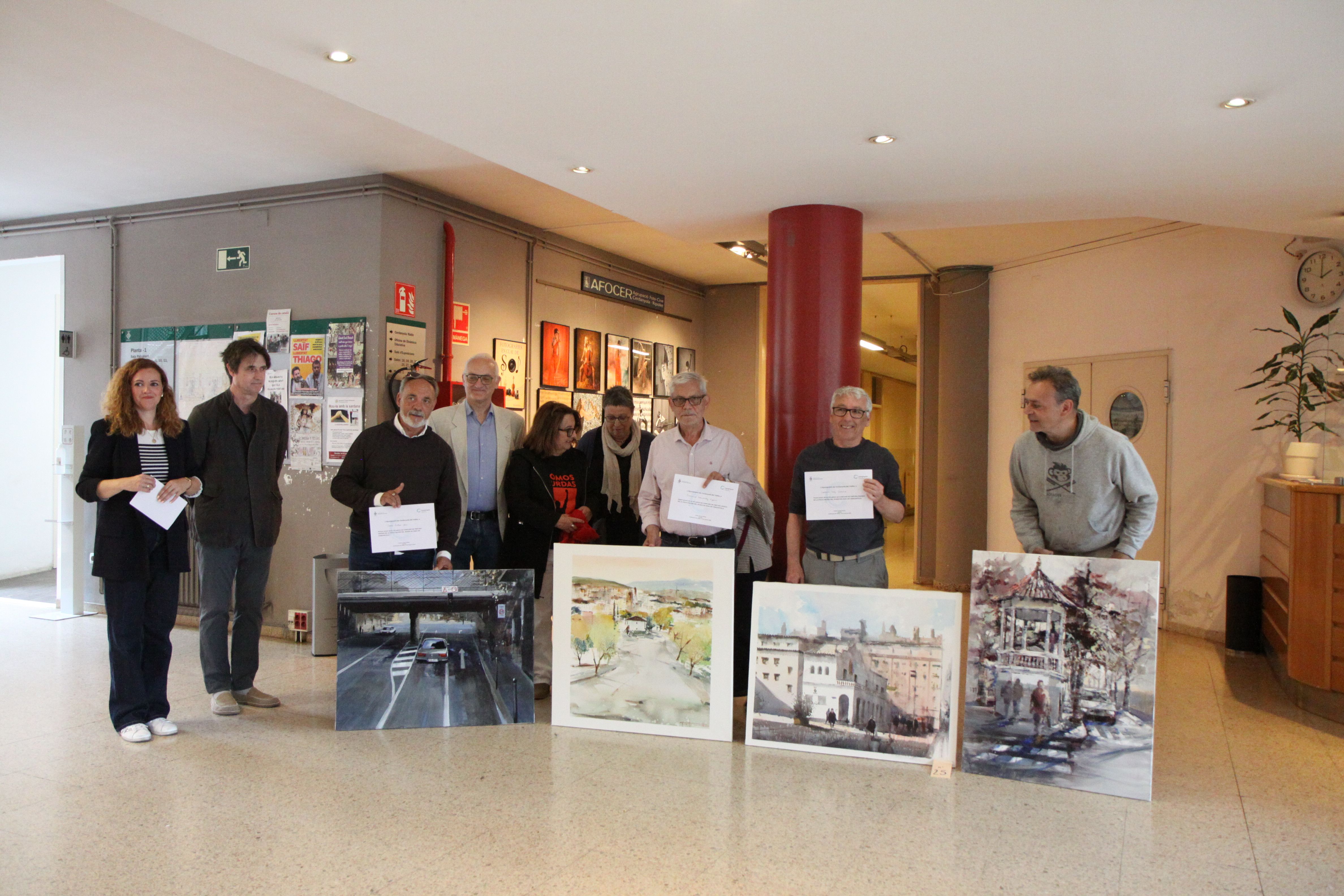 Guanyadors del concurs de pintura ràpida amb les seves obres. Foto: Laia Jubany