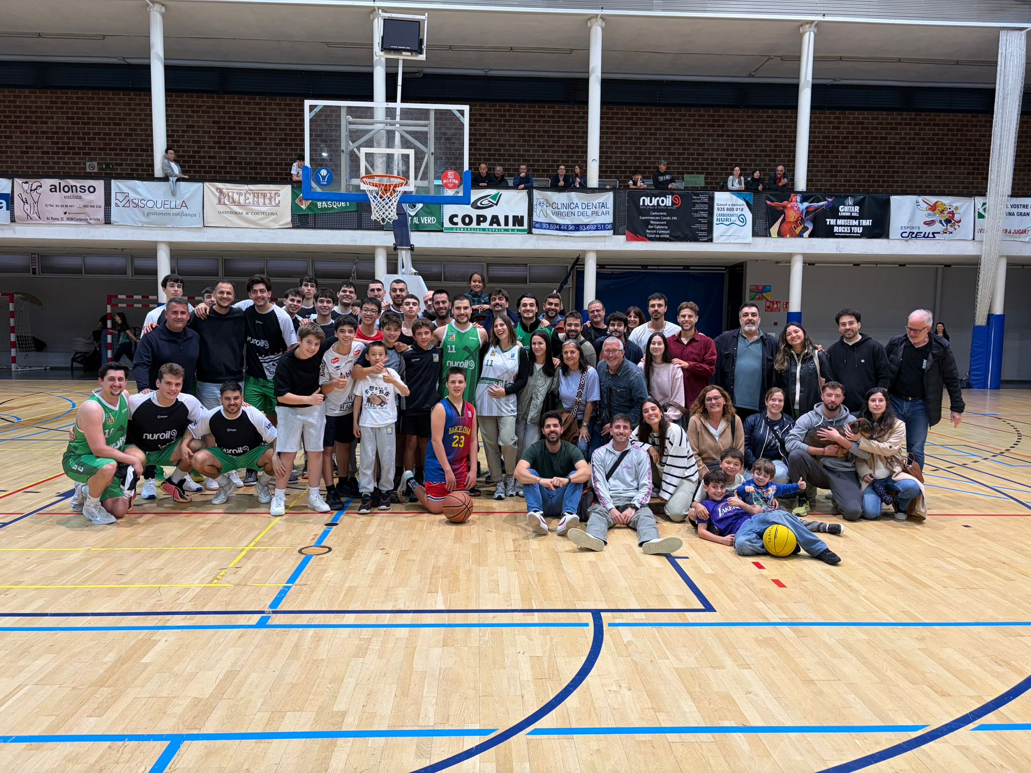 La família del CB Cerdanyola va retre homenatge a Eloy Blanco després de 20 anys al club. FOTO: CB Cerdanyola