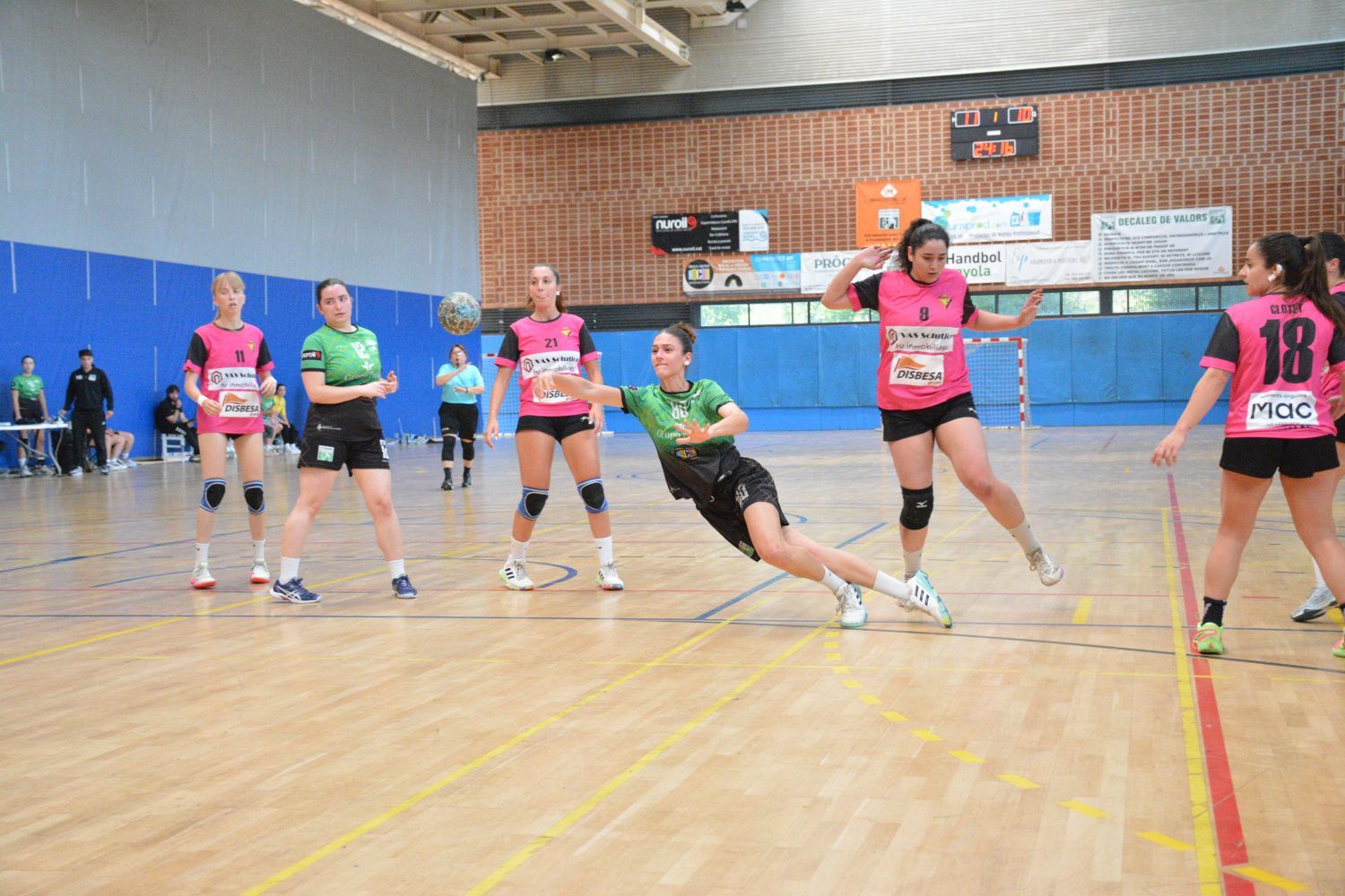 Les jugadores del Procer Club Handbol Cerdanyola celebren a Guiera la classificació per a la final de la fase d’ascens. FOTO: Club Handbol Cerdanyola