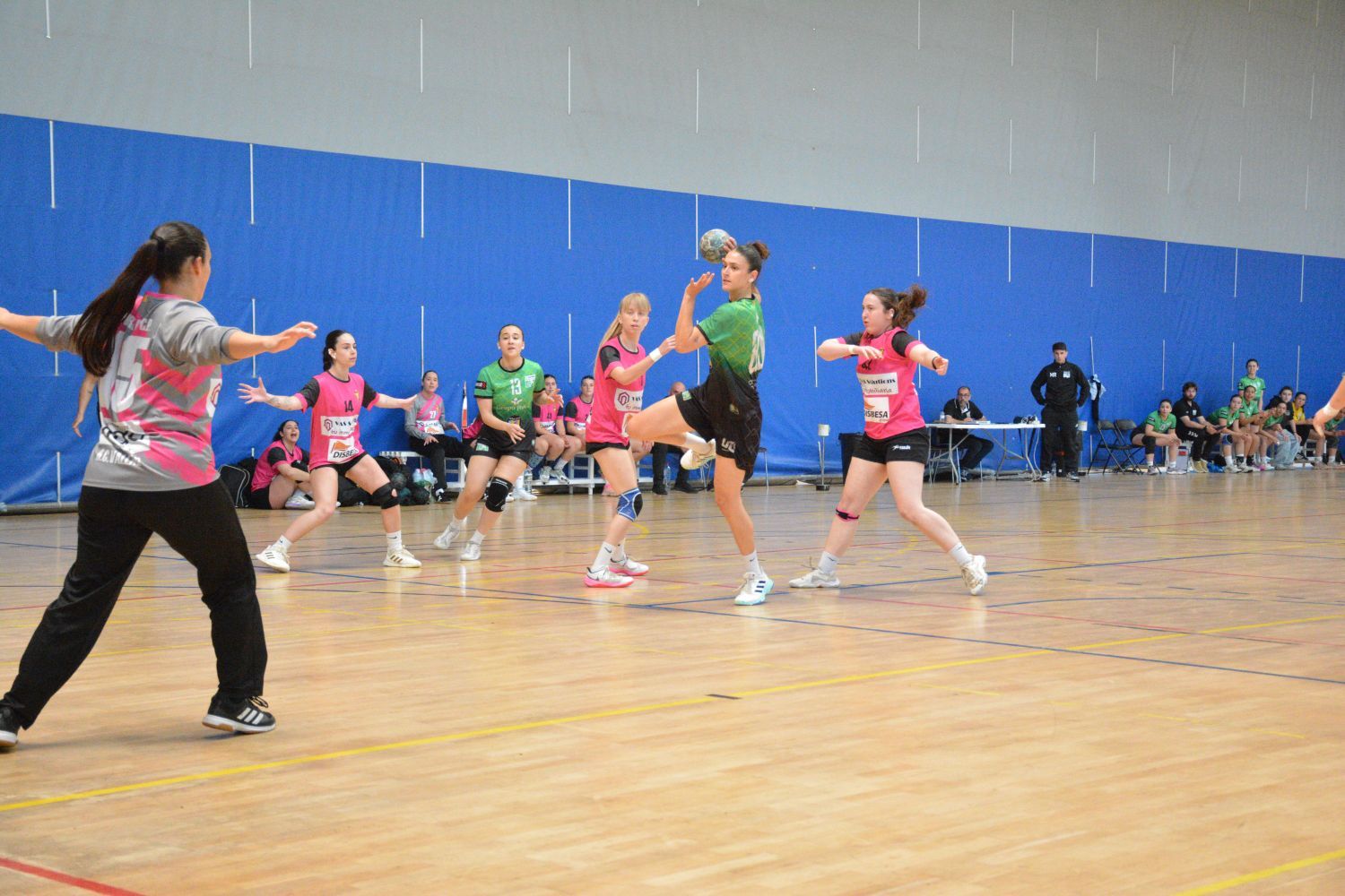 Una acció ofensiva del Procer Club Handbol Cerdanyola durant el duel decisiu contra l’HC Vallag. FOTO: Club Handbol Cerdanyola