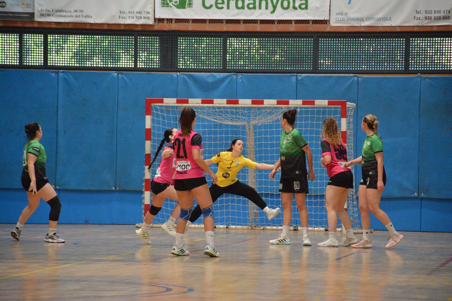 El conjunt verd va destacar per la intensitat defensiva i la solidesa sota pals durant tota l’eliminatòria. FOTO: Club Handbol Cerdanyola