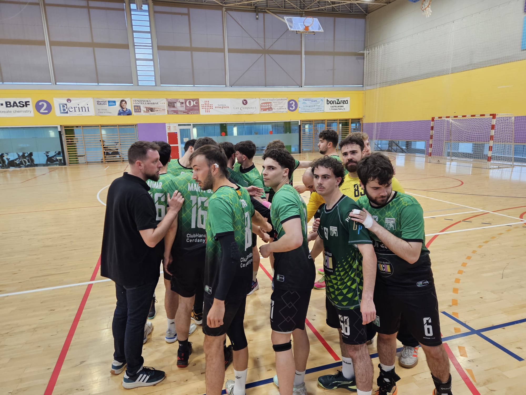 Els jugadors del Nuroil Club Handbol Cerdanyola, abans del partit a la pista del Castellbisbal. FOTO: Club Handbol Cerdanyola