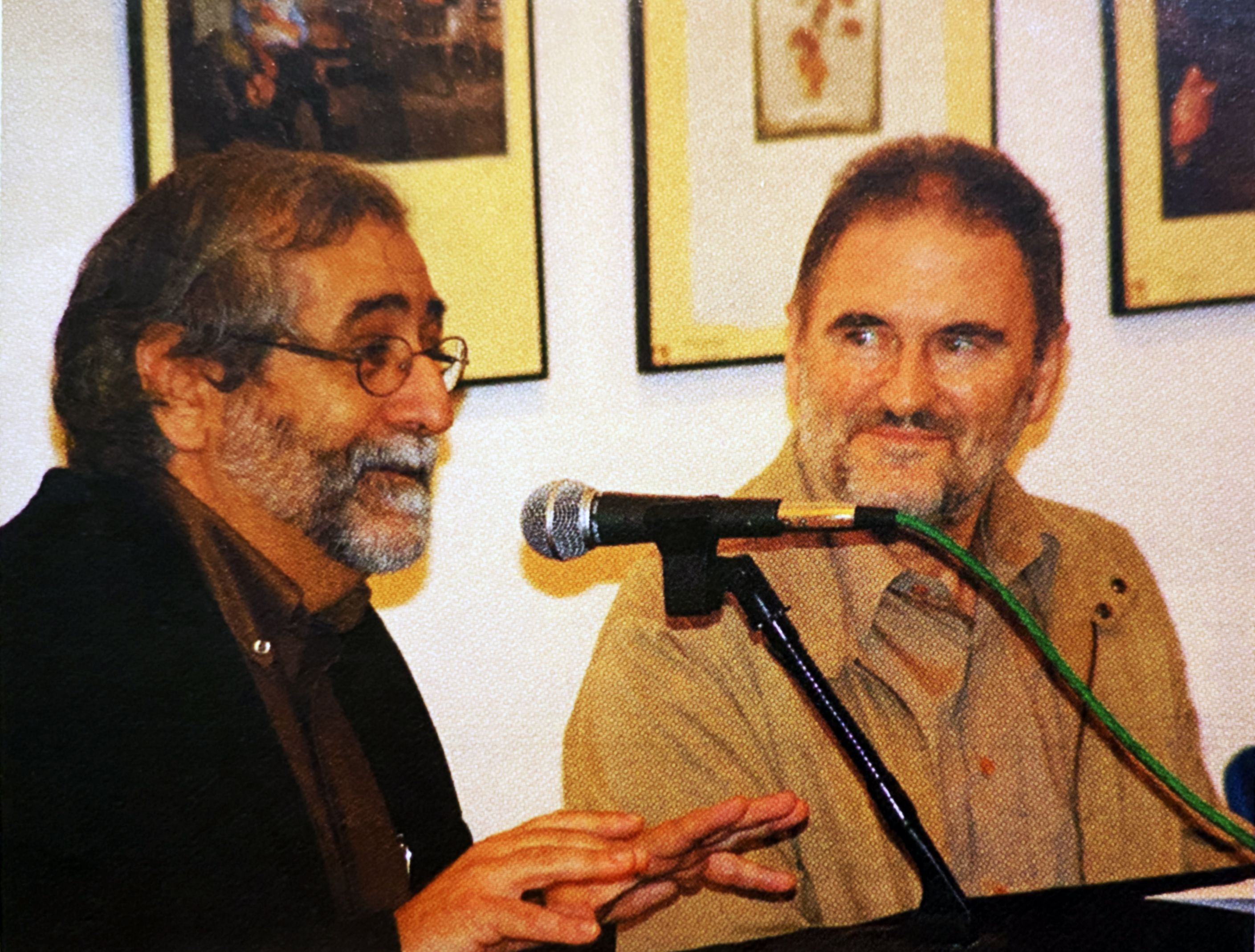 Isidre Grau i Vicenç Villatoro, durant la presentació 'd’El punt blanc de l’horitzó'. FOTO: Cerdanyola al dia
