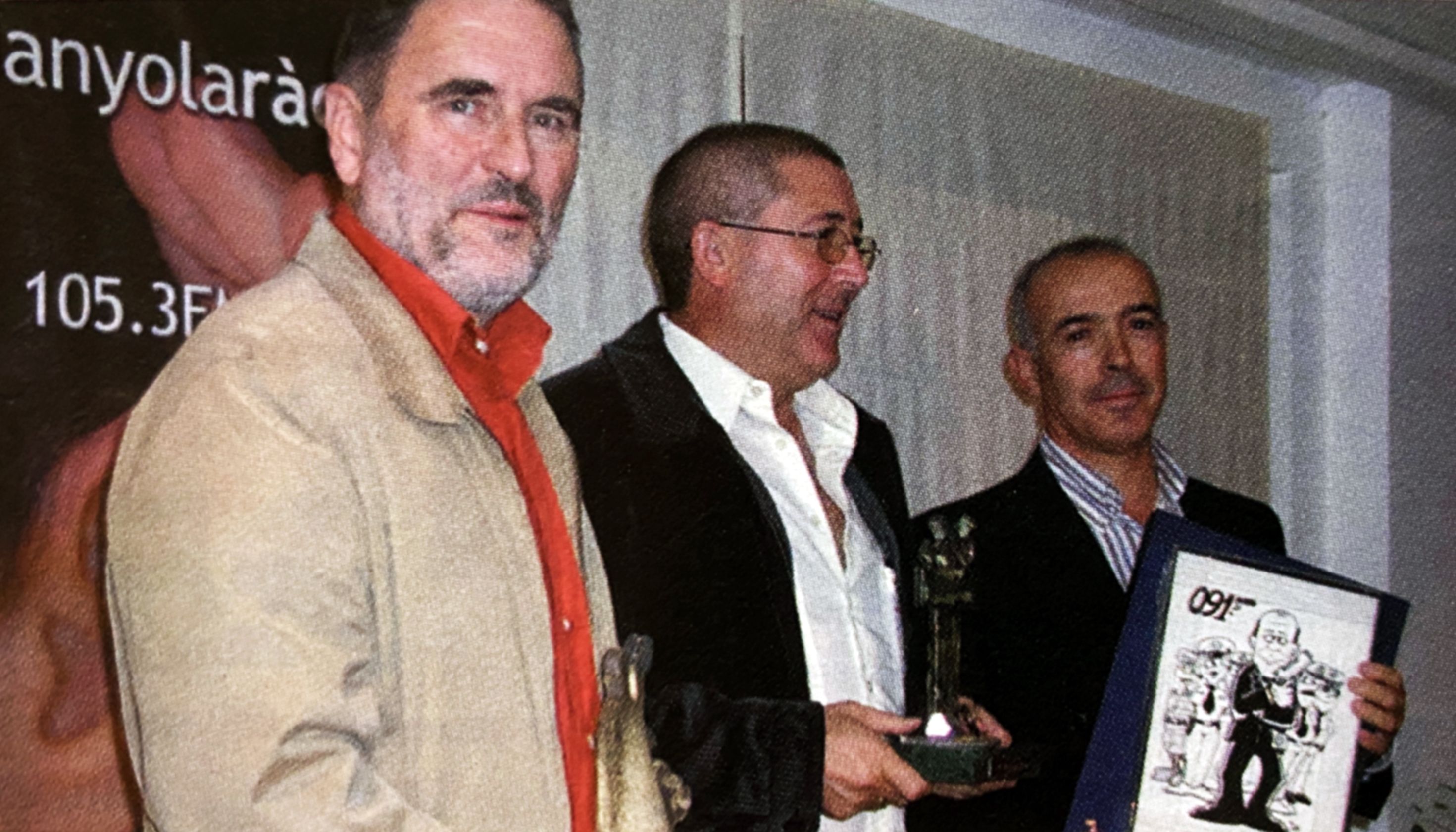 Isidre Grau rebent el Premi Sant Martí, amb Feliciano Rodríguez i el comissari Samblás. FOTO: Cerdanyola al dia