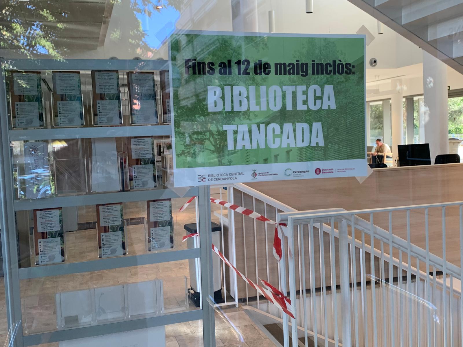 Cartell anunciant el tancament temporal de la Biblioteca Central, aquest dilluns. FOTO: Judit Josa