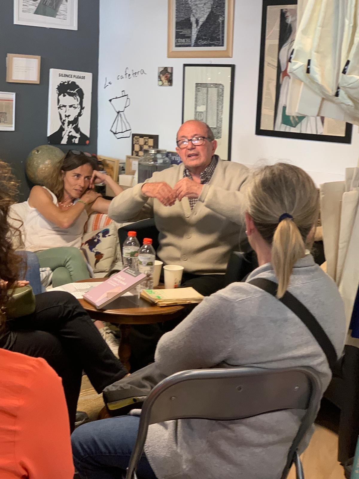 Un moment de la conversa amb Jaume Cela a la Nova Èfora, convertida per una estona en un espai de debat sobre educació “en majúscules”. FOTO: Judit Josa
