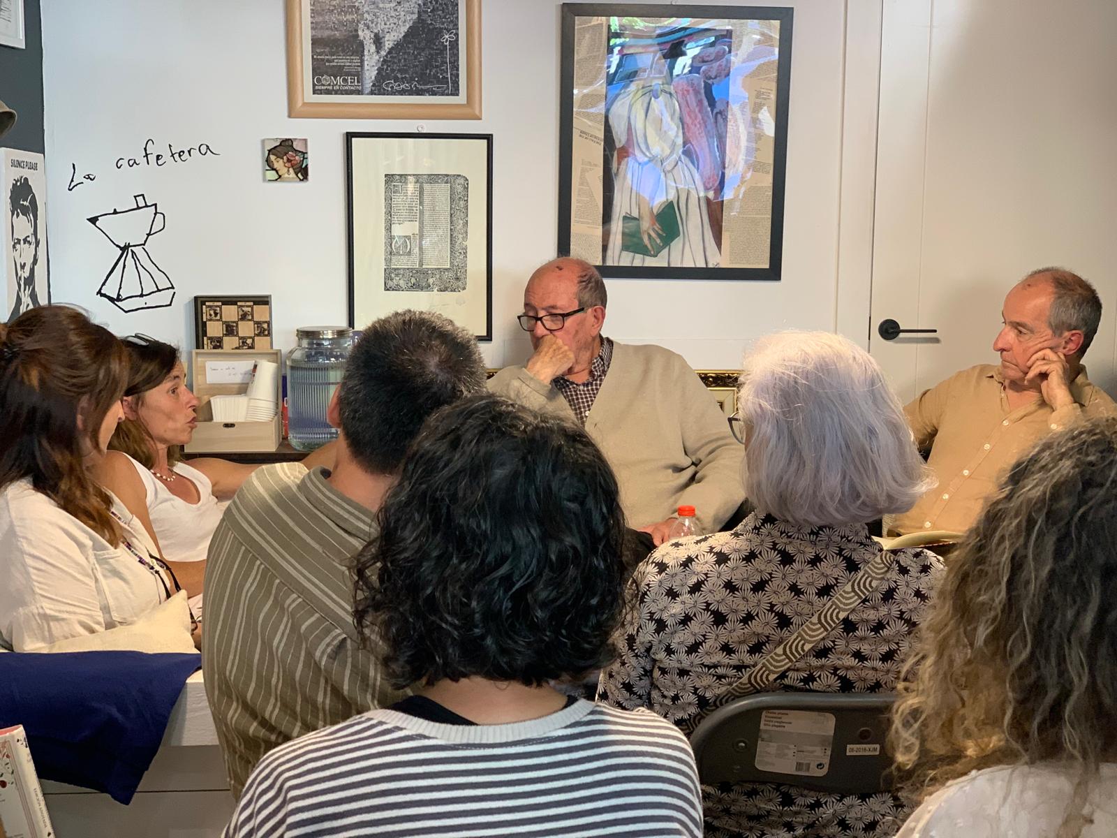 El públic assistent va seguir amb atenció la conversa entre Jaume Cela i Joan Domènech Francesch sobre el paper emancipador de l’escola. FOTO: Judit Josa