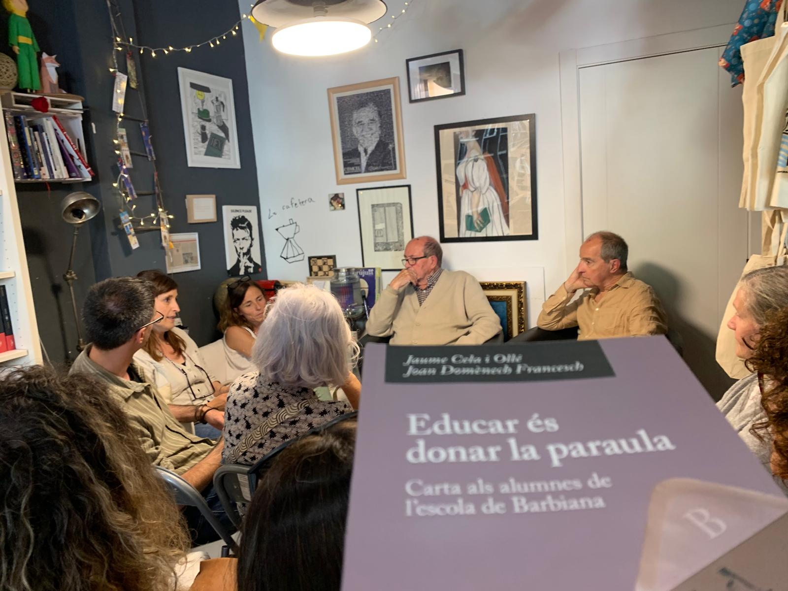 Jaume Cela i Joan Domènech Francesch van conversar sobre escola, compromís pedagògic i transformació social a partir de la Carta de Barbiana. FOTO: Judit Josa