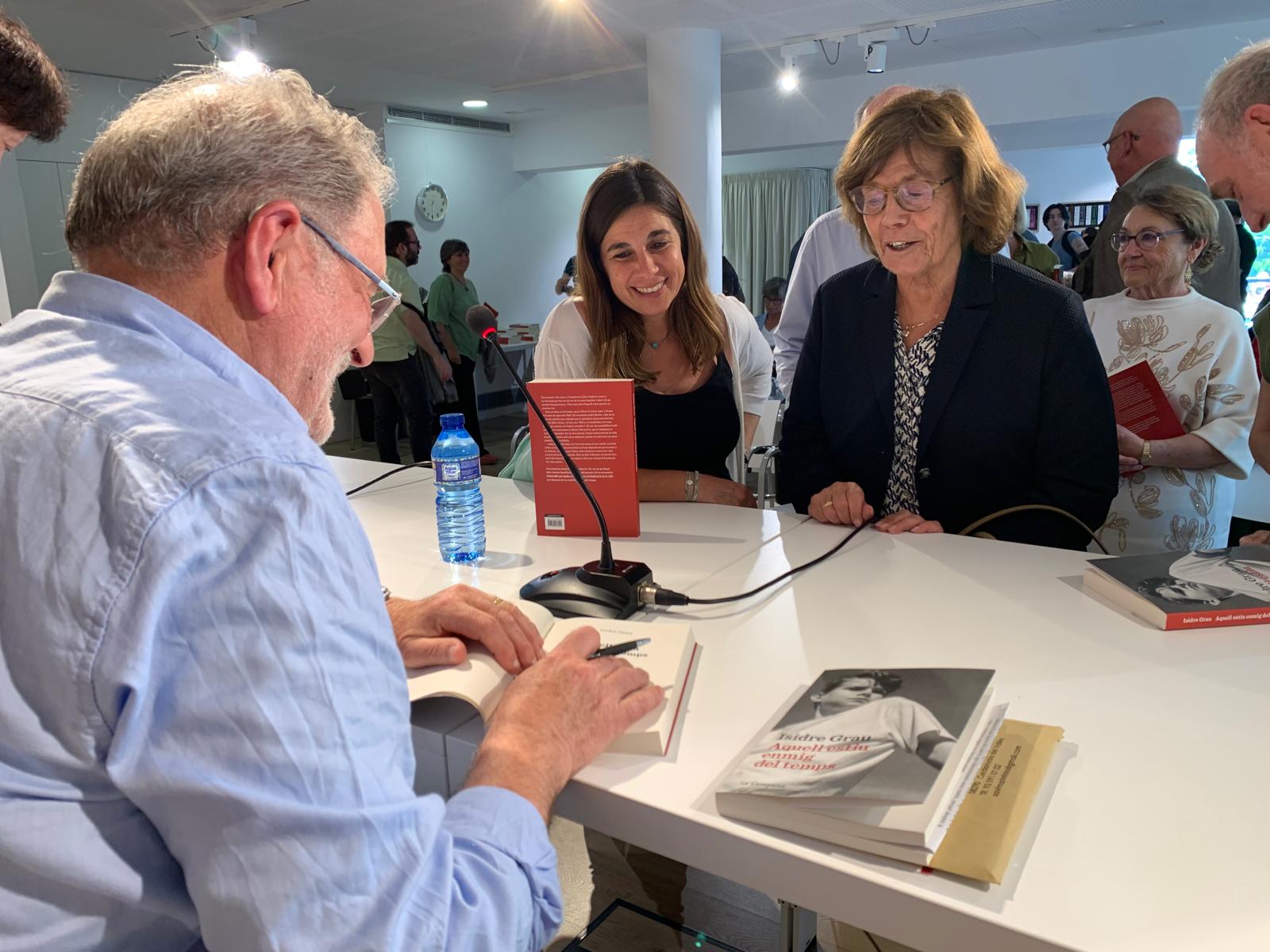 Isidre Grau signa un exemplar per l'escriptora Aina Sastre i la seva mare. FOTO: Judit Josa