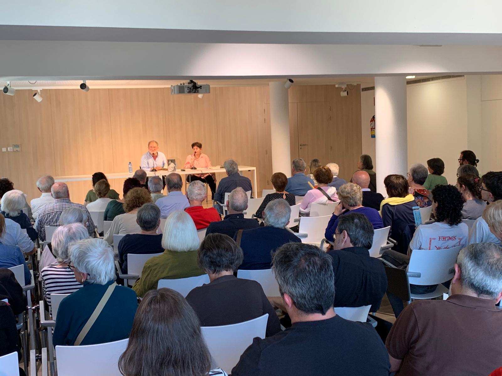Prop d’una vuitantena de persones van assistir a la presentació d’Aquell estiu enmig del temps a la sala Enric Granados. FOTO: Judit Josa