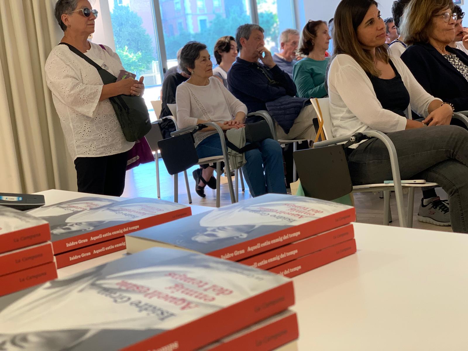 La nova novel·la d’Isidre Grau ja es podia trobar a Cerdanyola dies abans de la seva arribada oficial a les llibreries. FOTO: Judit Josa
