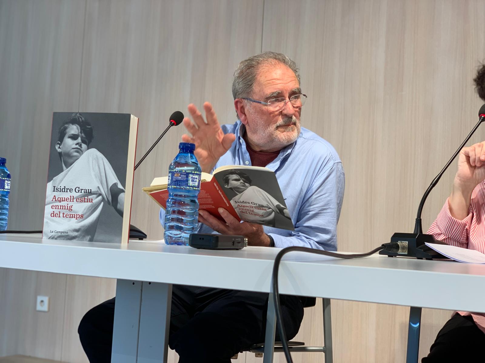 Durant la conversa, Isidre Grau va compartir reflexions sobre la construcció del relat i dels personatges. FOTO: Judit Josa