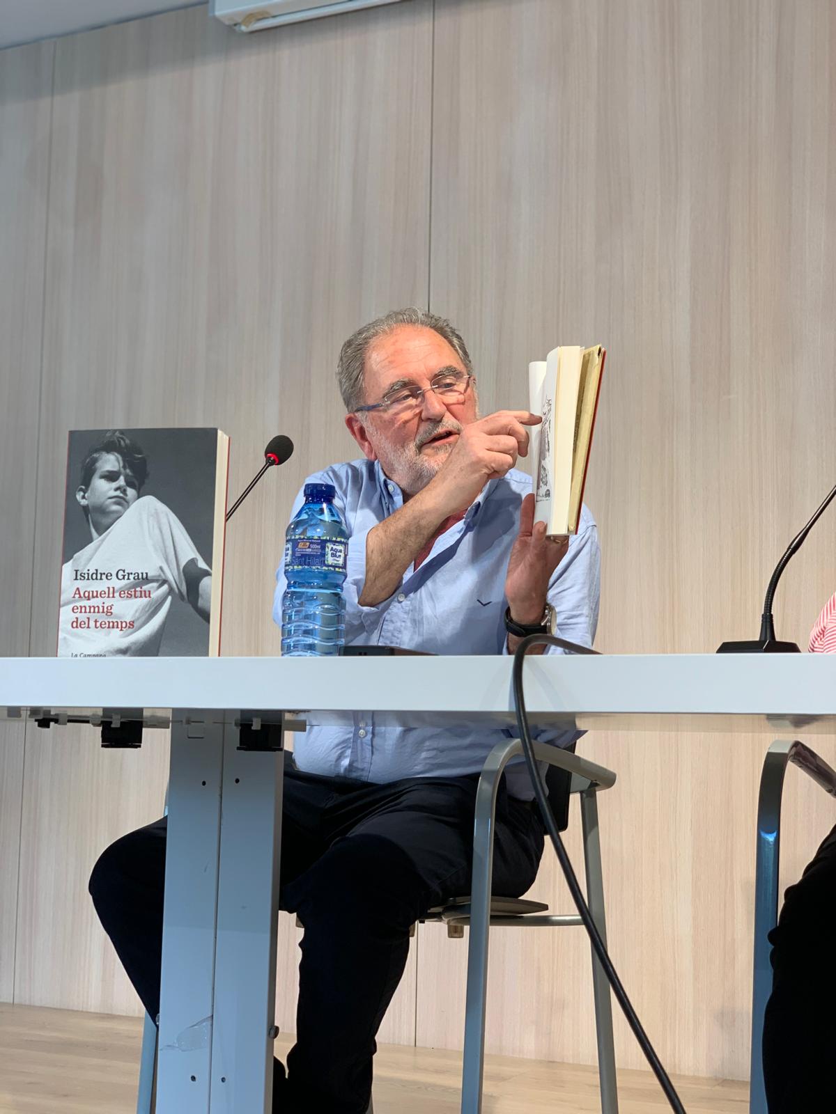 Isidre Grau mostra el dibuix de Josep Maria Segura Roviralta que il·lustra l'obra i retrata la casa familiar de la Gironda. FOTO: Judit Josa