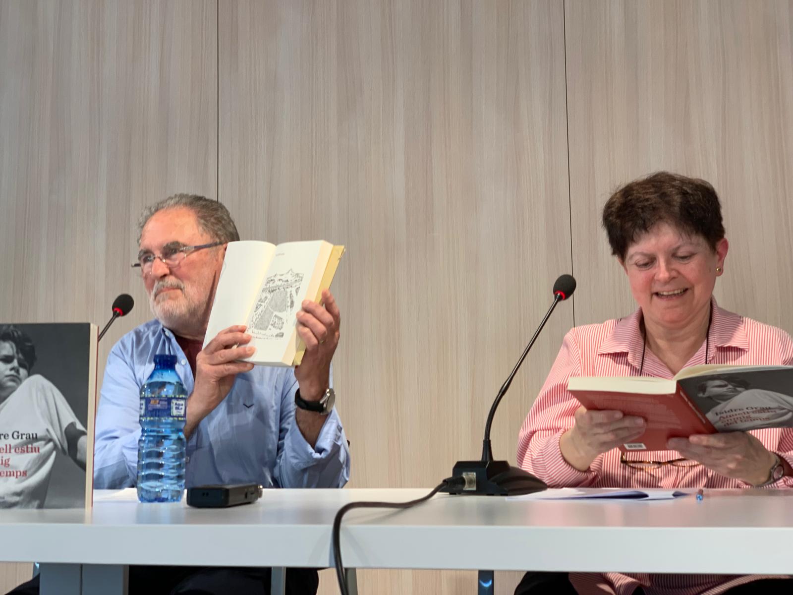 Victòria Lovaina va conduir una conversa marcada per la complicitat literària i el coneixement profund de l’obra de Grau. FOTO: Judit Josa