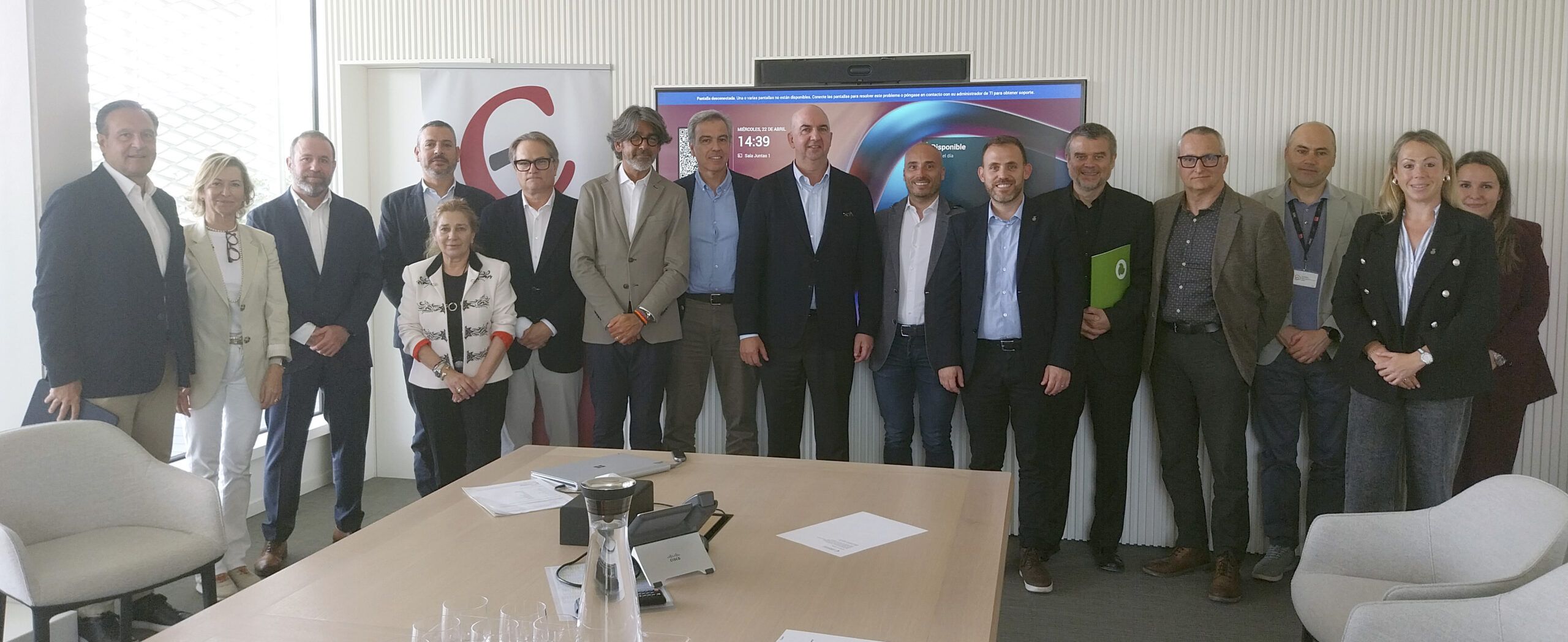 Representants de grans empreses, del Consorci del Parc de l’Alba, l’Ajuntament i Cerdanyola Empresarial durant la reunió sobre mobilitat celebrada a la seu de Natura Bissé. FOTO: Cerdanyola Empresarial.