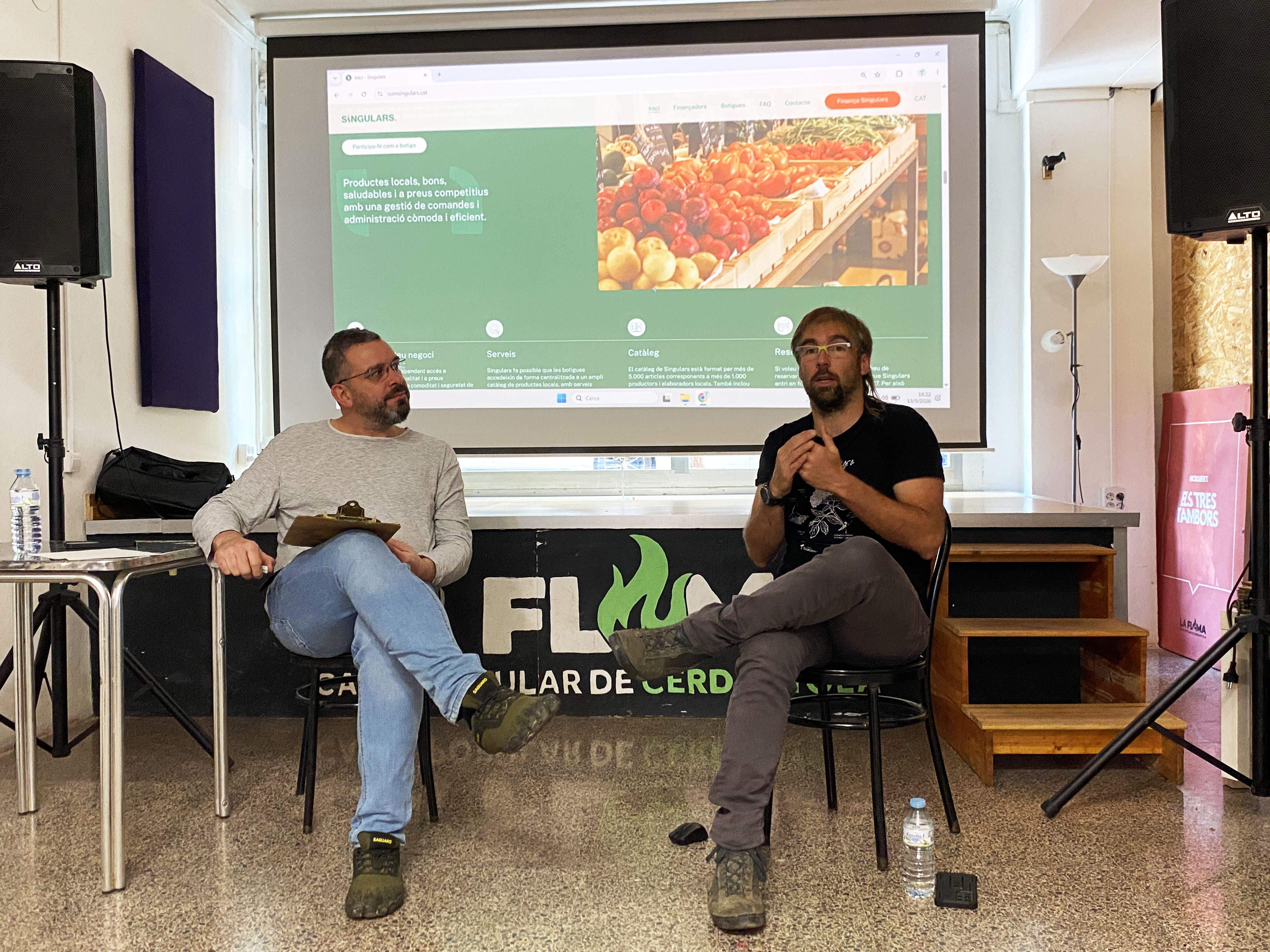 Isaac Gómez i Marc Talavera durant la presentació, aquest dimecres, del Projecte Singulars al Casal Popular La Flama. FOTO: JAH