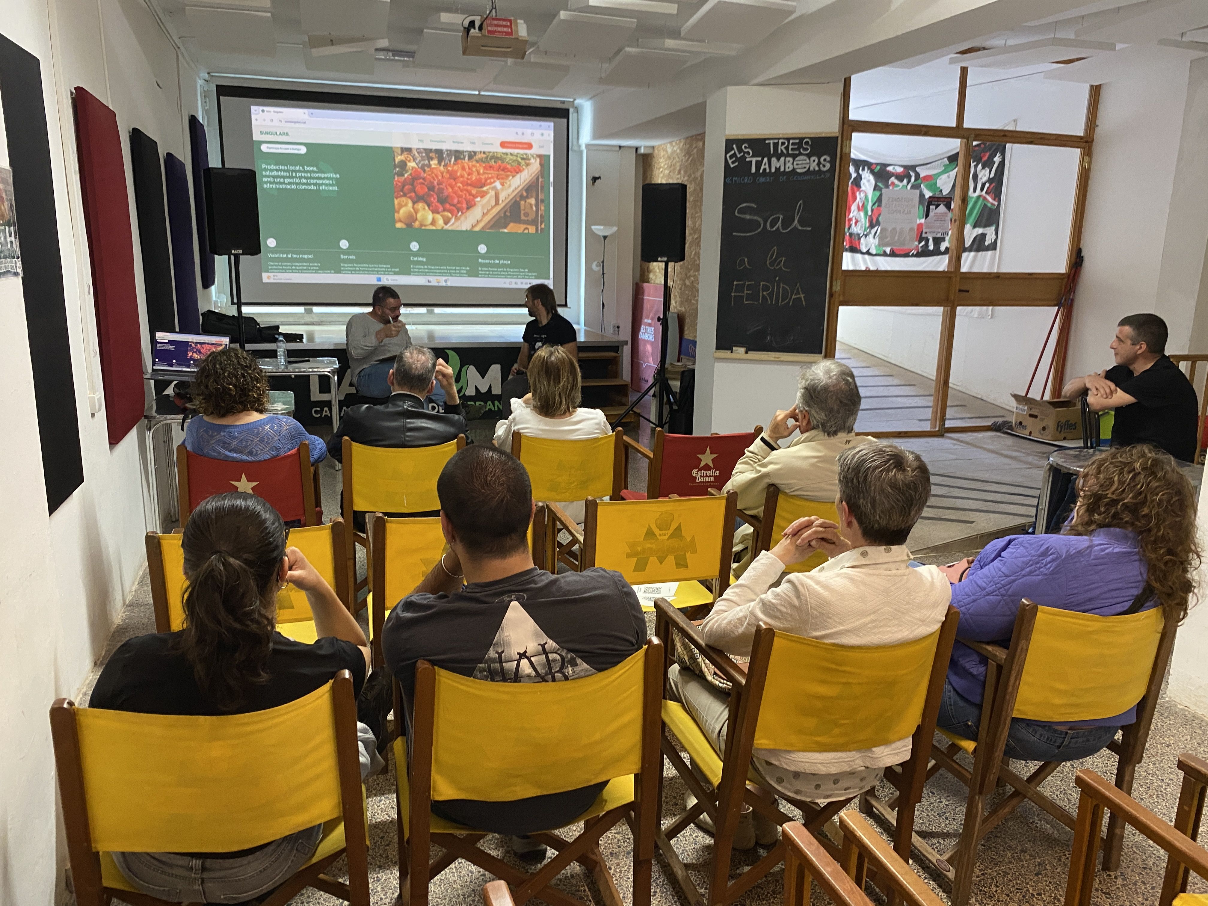 Un moment de la xerrada sobre el Projecte Singulars i el consum de proximitat celebrada a La Flama. FOTO: JAH