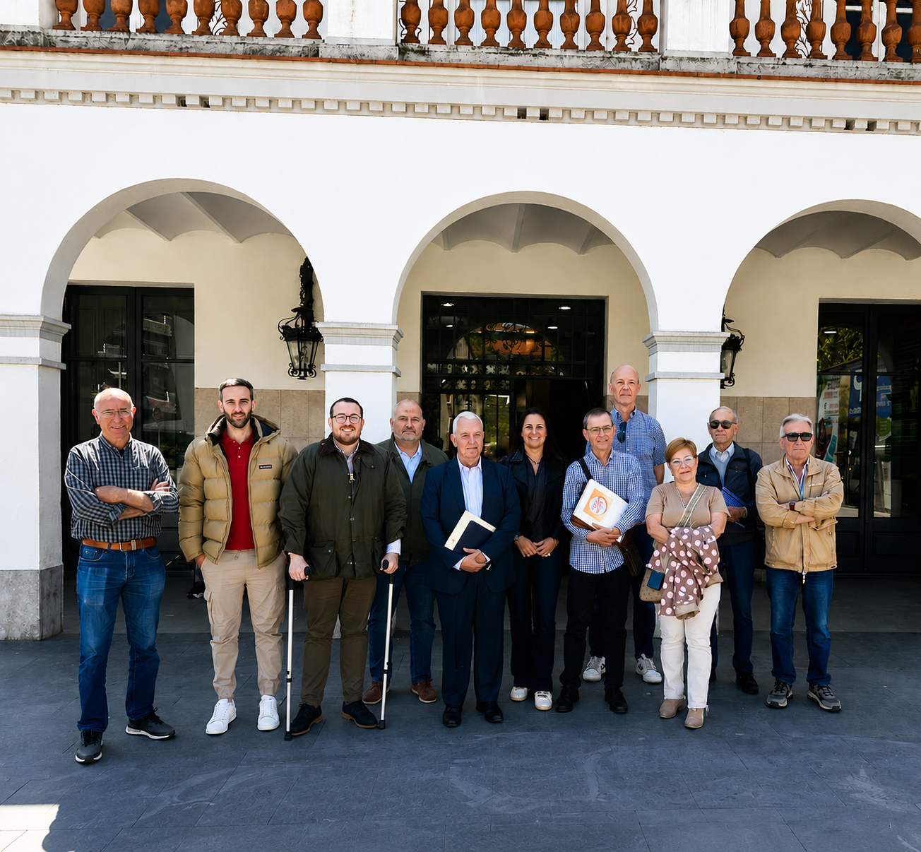 Els diputats Santi Rodríguez i Agustín Parra i els regidors Anabel Plans i Álvaro Hernández amb membres d’una plataforma contrària al Tribut Metropolità i representants d’Unió de Pagesos, davant de l’Ajuntament de Cerdanyola. FOTO: PP Cerdanyola