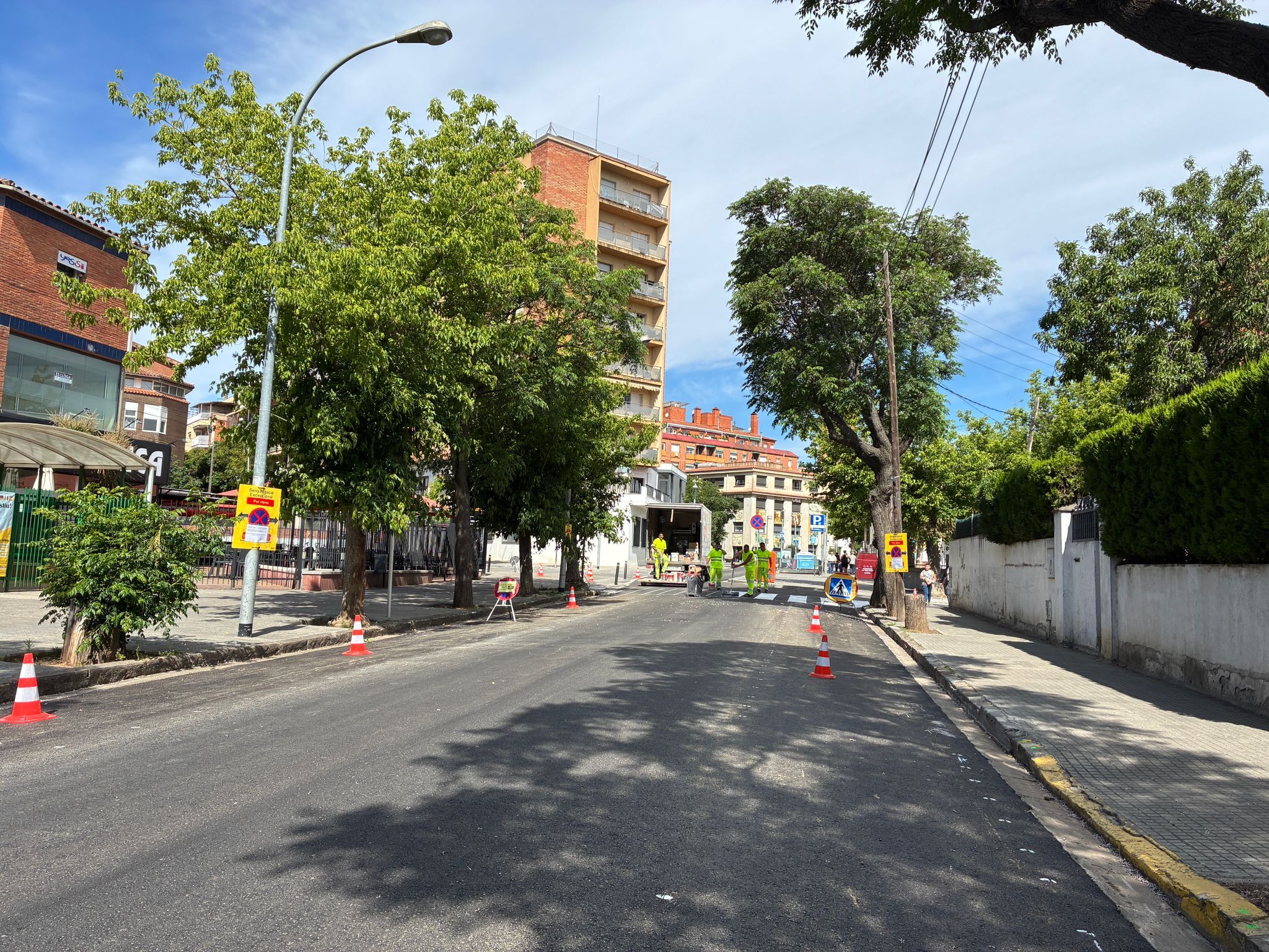 Treballs d’asfaltatge i renovació de la senyalització viària a l’avinguda de Sant Iscle, aquest dijous. FOTO: Laia Jubany