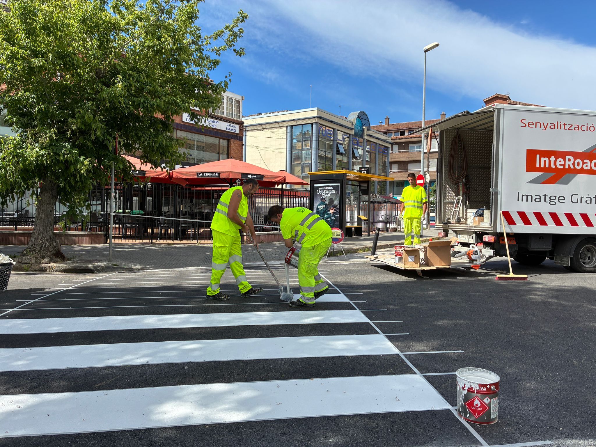 Treballs d’asfaltatge i renovació de la senyalització viària a l’avinguda de Sant Iscle, aquest dijous. FOTO: Laia Jubany