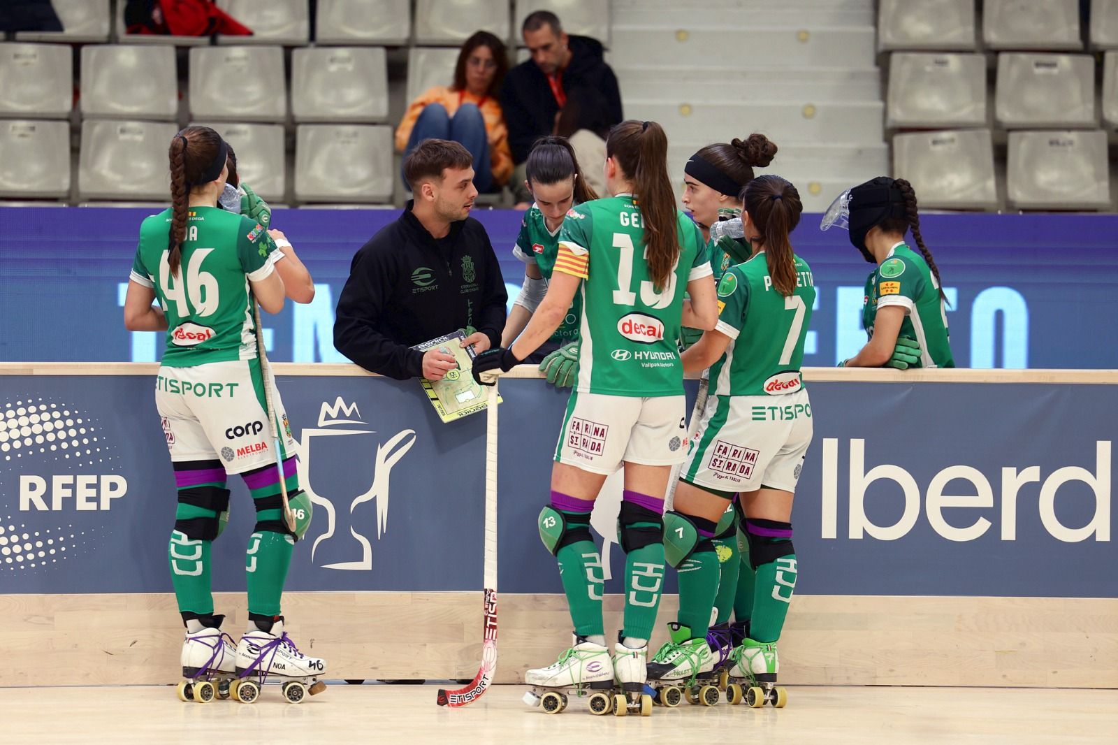 Les cerdanyolenques amb l'entrenador, Sergi Coll, a la Copa de la Reina 2026. Foto: Luis Velasco (@byvelasco)