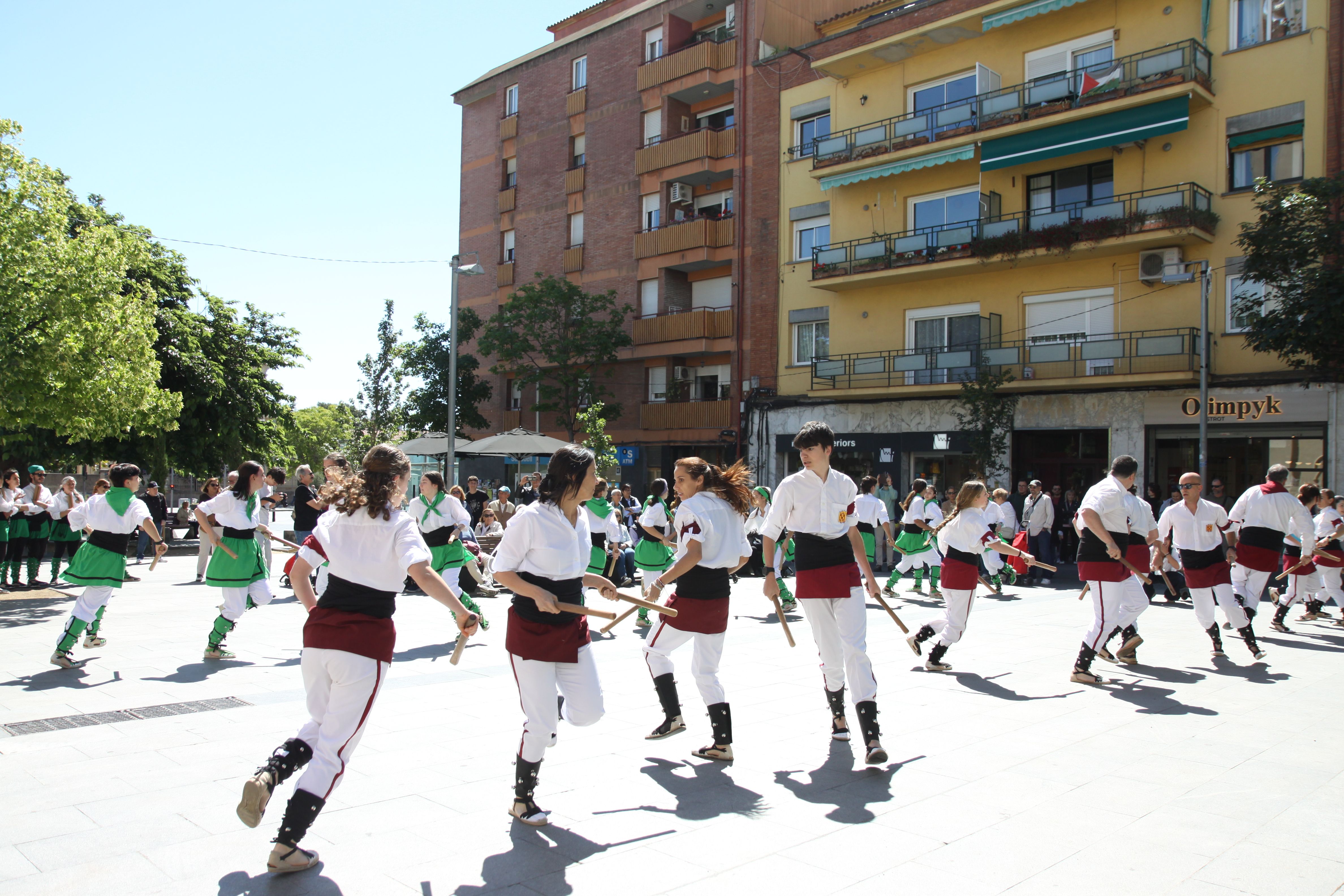 Els Escuradents i Sant Cugat han fet un ball conjunt. Foto: Laia Jubany