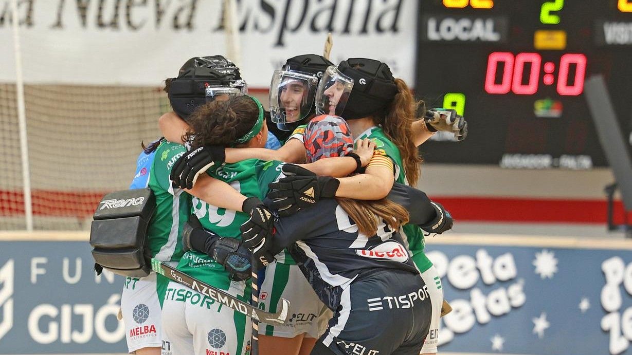 Les cerdanyolenques celebrant una victòria a la Mini Copa de la Reina 2026. Foto: Federació Catalana de Patinatge