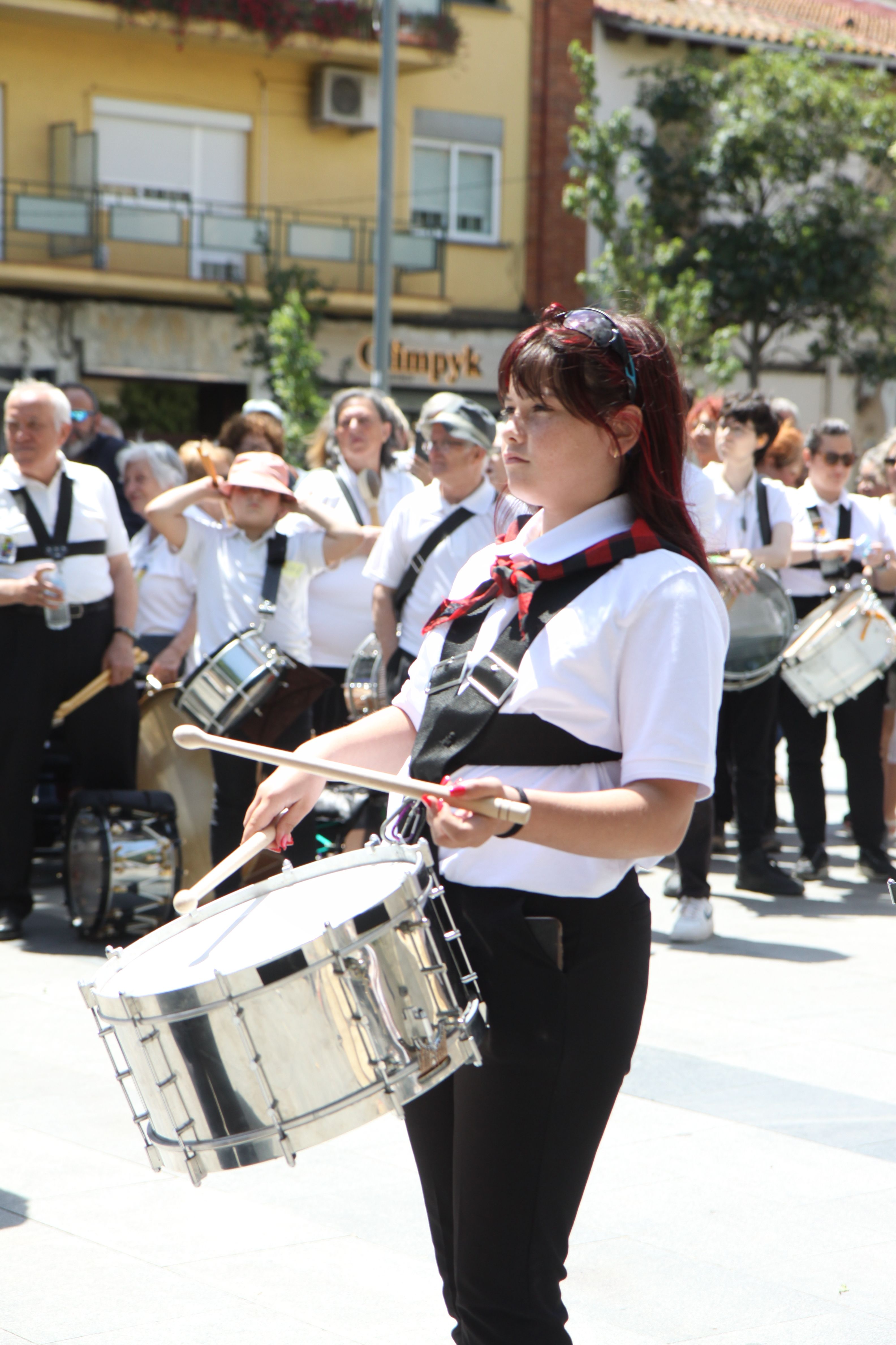Grans i petits participen de la Trobada de tambors. Foto: Laia Jubany