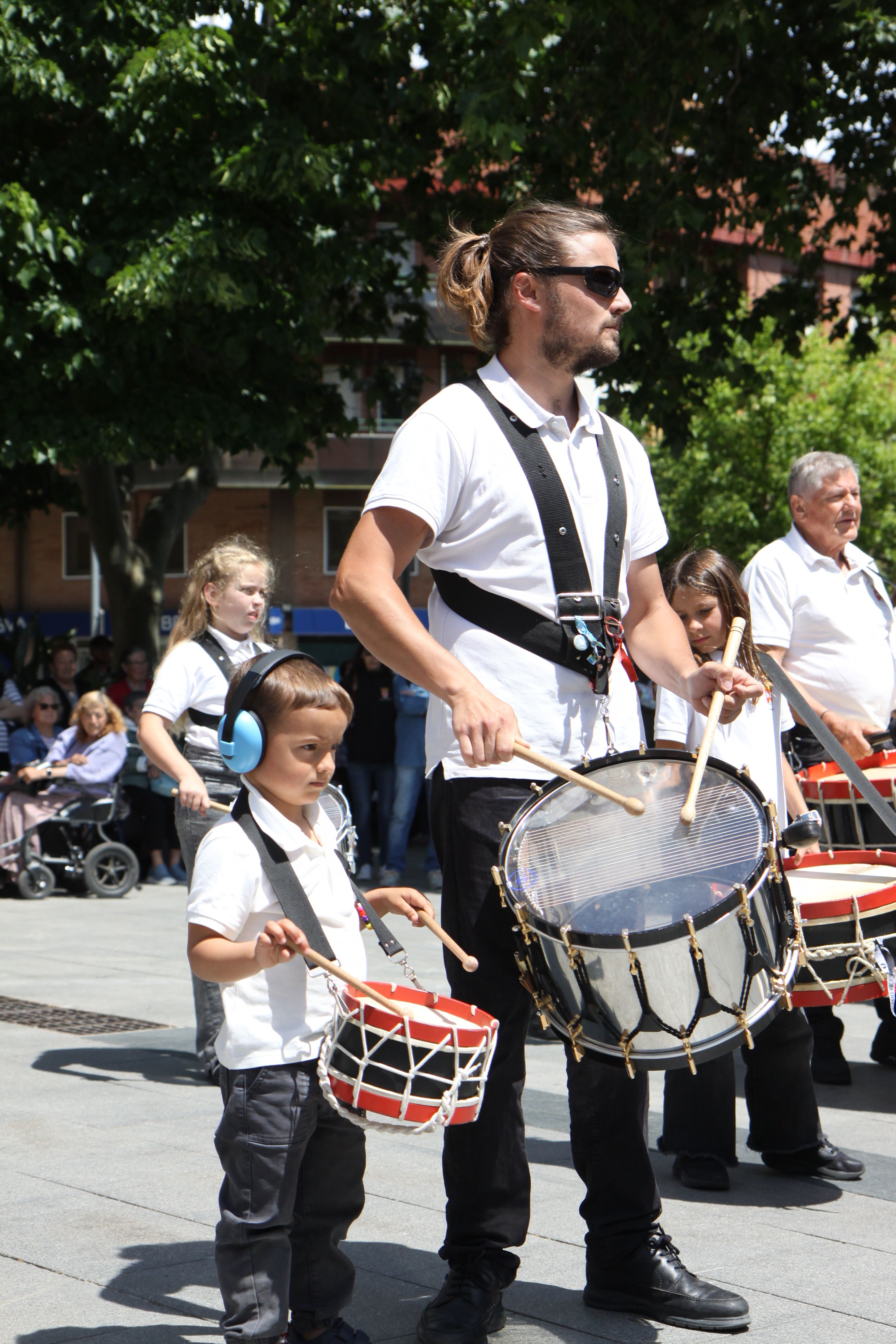 Grans i petits participen de la Trobada de tambors. Foto: Laia Jubany