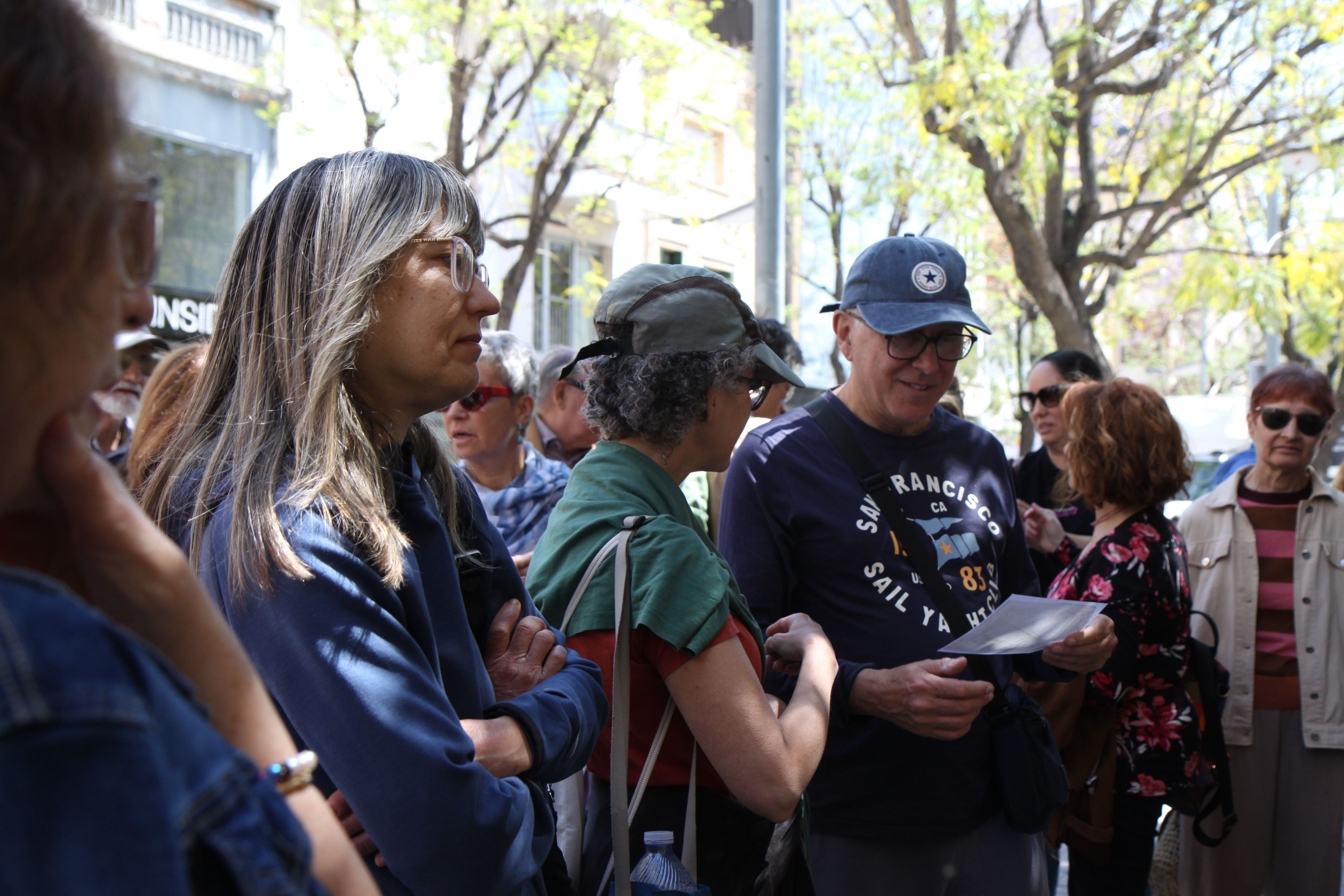 Assistents a l'itinerari modernista mirant imatges dels edificis. Foto: Laia Jubany