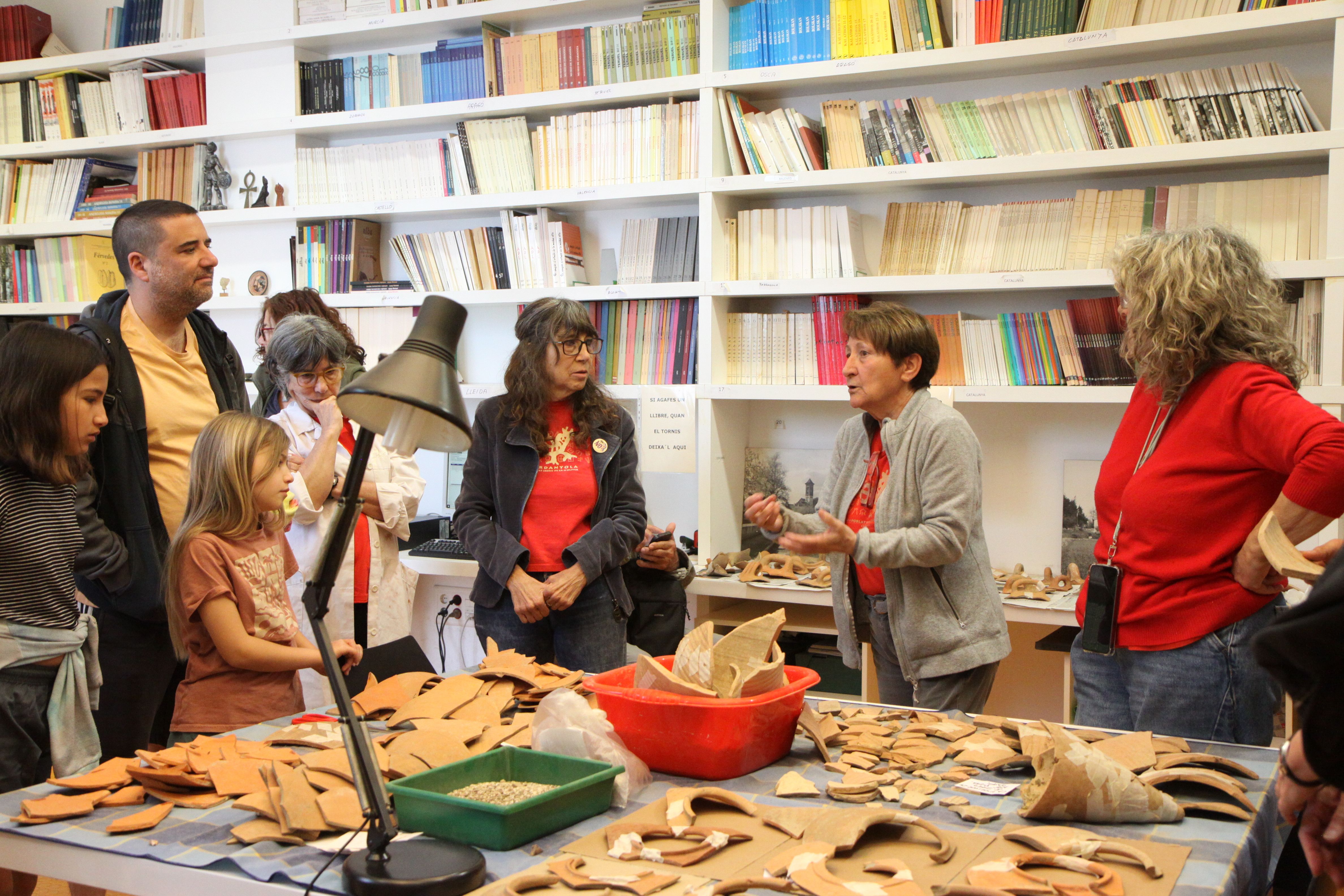 Explicació del procés de reconstrucció de peces de ceràmica a Ca n'Oliver. Foto: Laia Jubany