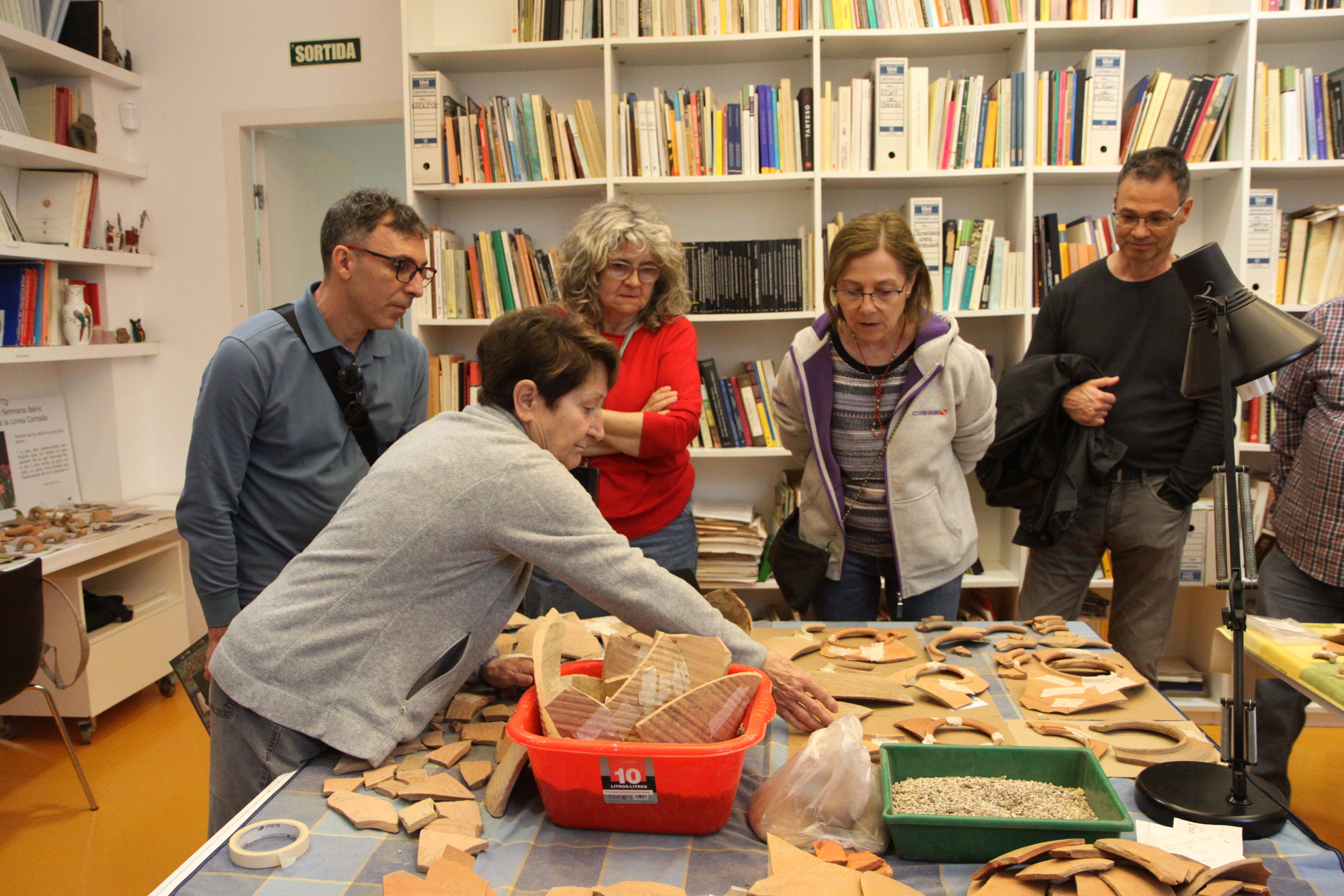 Explicació del procés de reconstrucció de peces de ceràmica a Ca n'Oliver. Foto: Laia Jubany