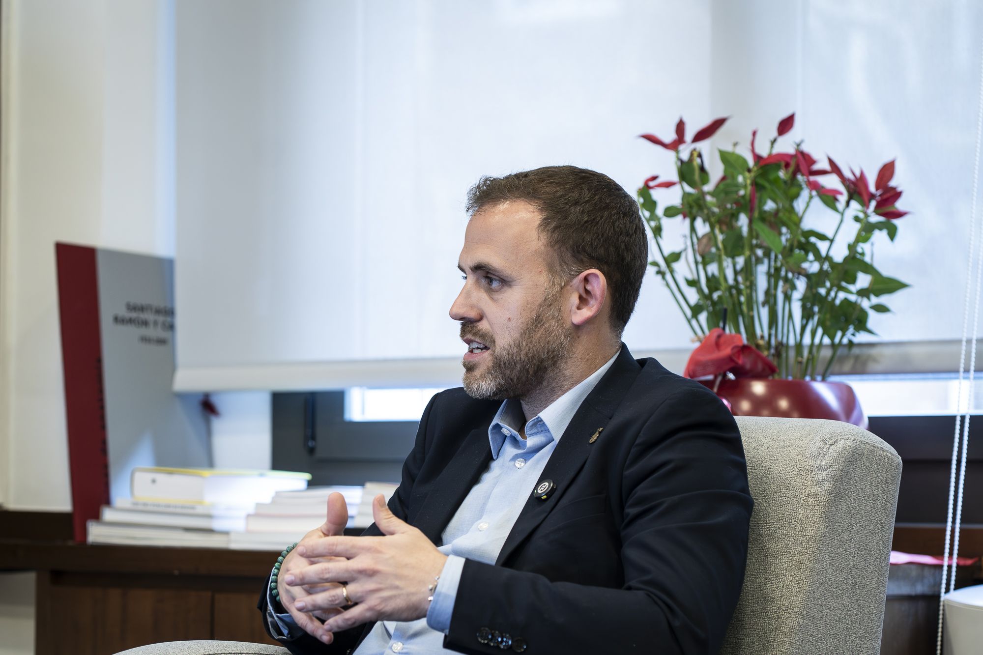 Carlos Cordón, al despatx d’Alcaldia durant l’entrevista amb el TOT. Al fons, una ponsètia de Nadal que, segons explica, encara continua regant. FOTO: Mireia Comas