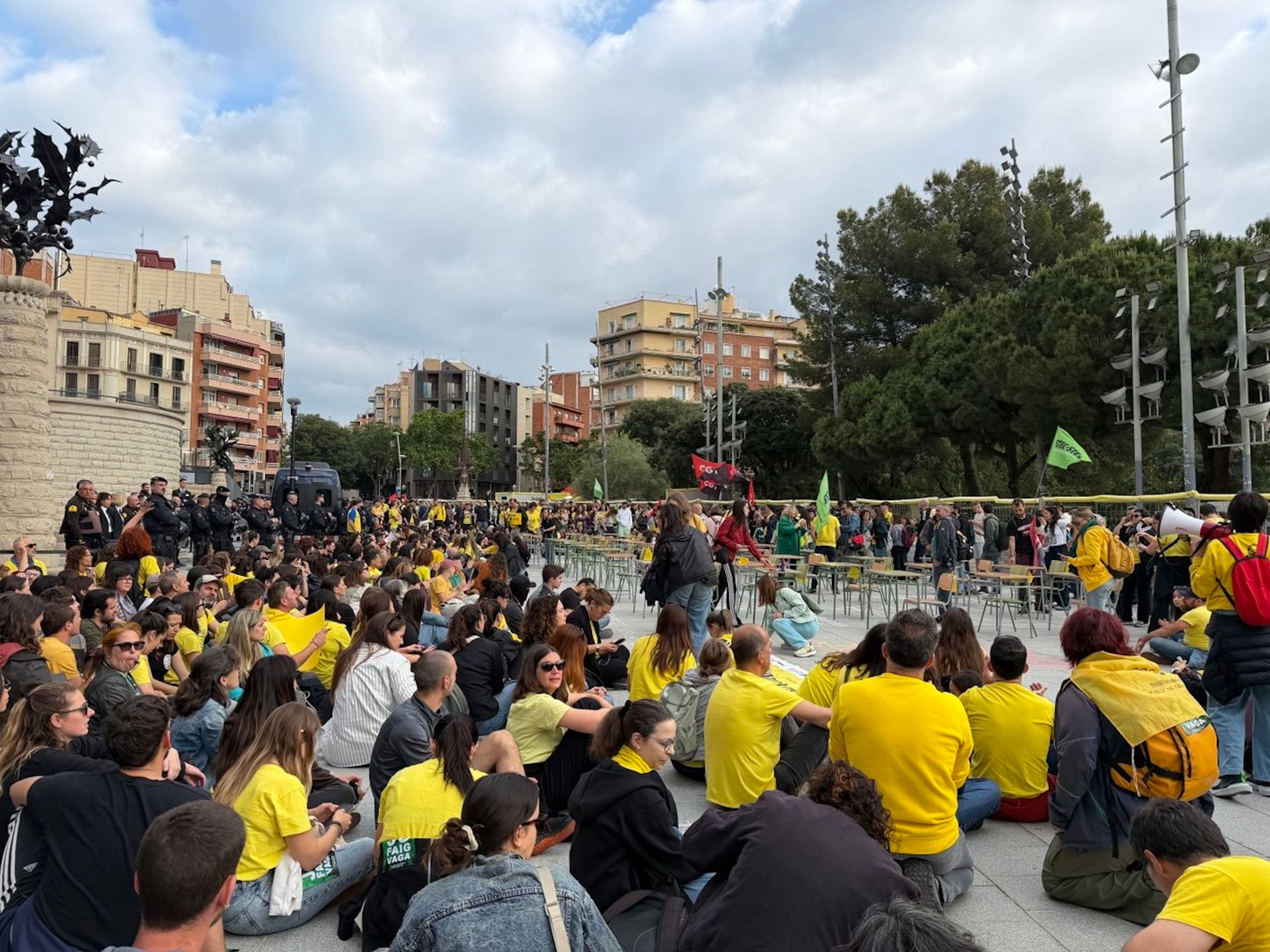 Docents bloquegen l'accés a la Sagrada Família aquest dilluns. Foto: Laura Fíguls