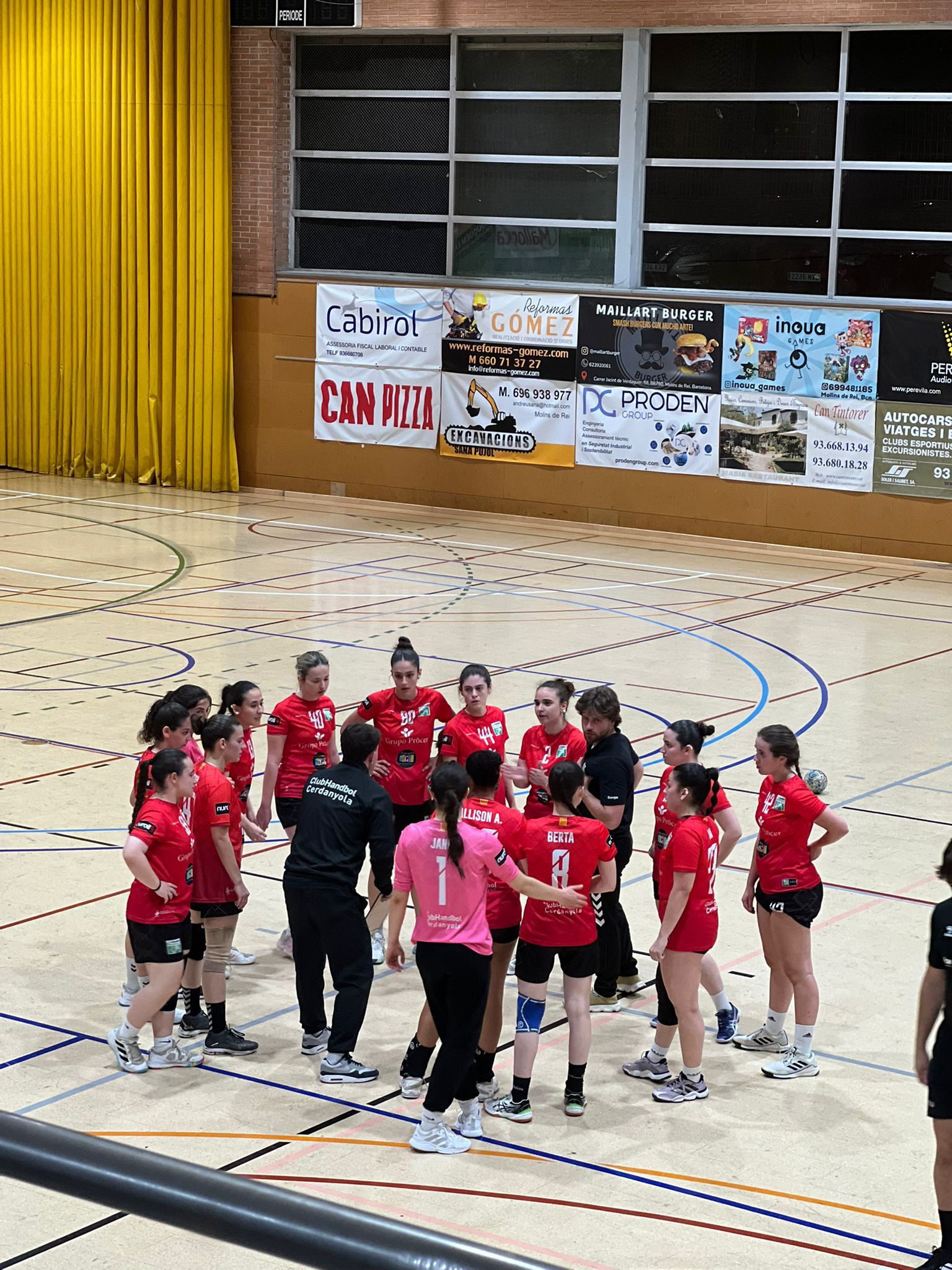 El sènior femení del CH Cerdanyola celebra a Molins una victòria que el deixa a un pas de l’ascens. FOTO: CH Cerdanyola