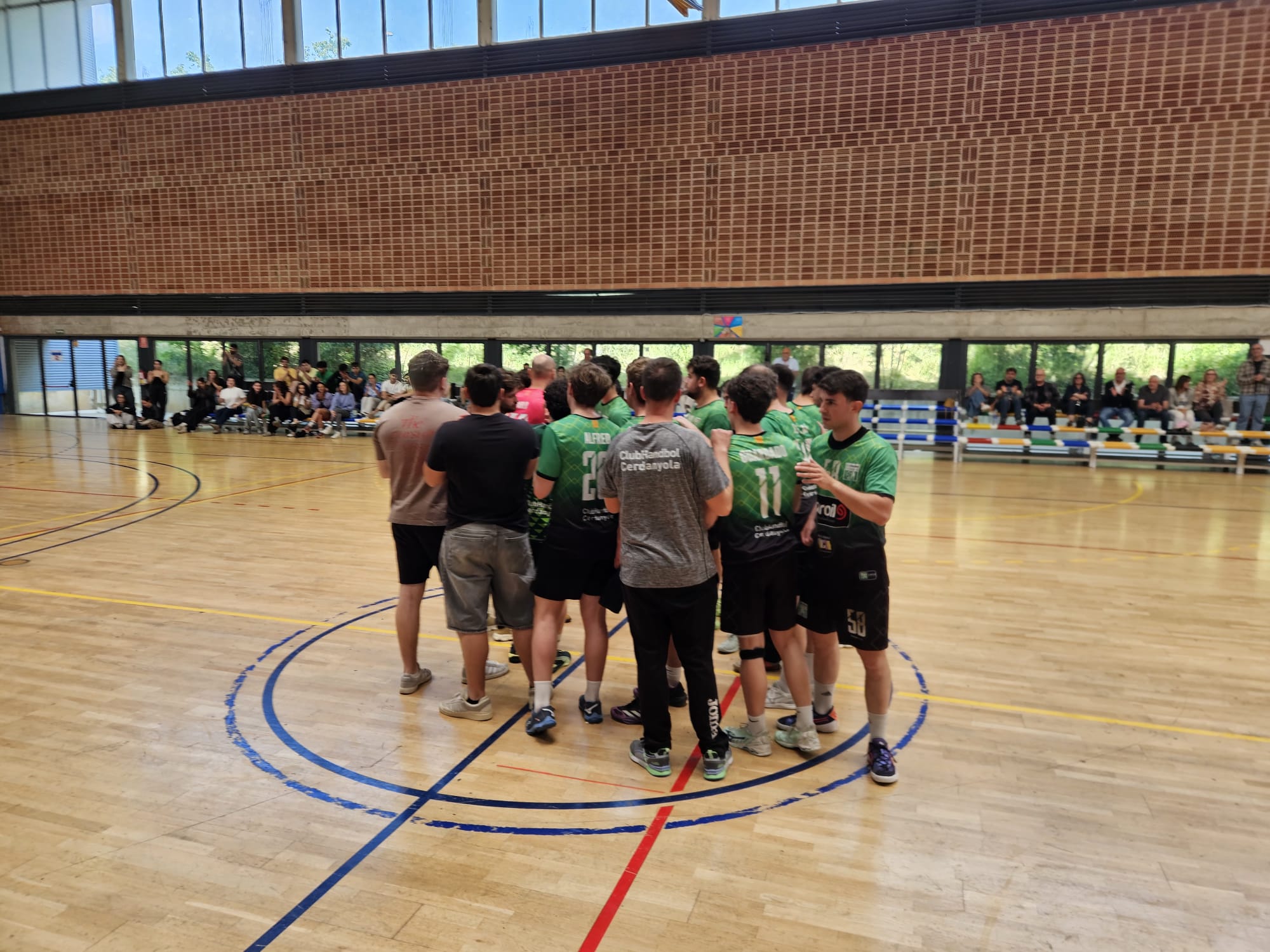 Peu de foto: Temps mort del sènior masculí del CH Cerdanyola durant el partit disputat a Guiera davant el Vilamajor. FOTO: CH Cerdanyol