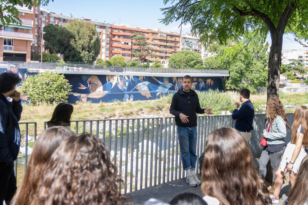 L’artista Taquen conversa amb membres del consell i l’alcalde Carlos Cordón durant la visita al nou mural del Riu Sec. FOTO: Ajuntament de Cerdanyola