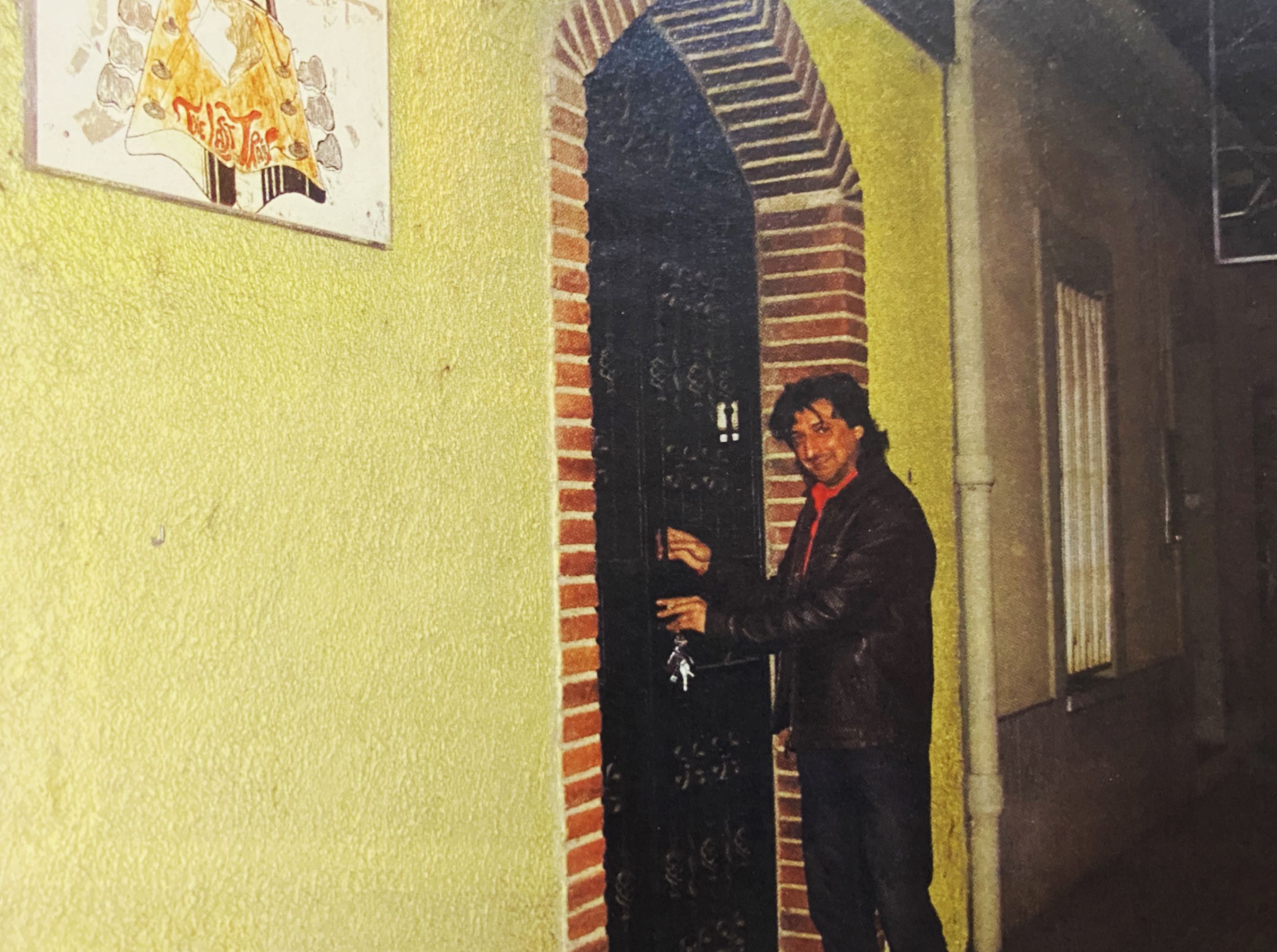 Ángel Martínez, un dels responsables de la sala, davant la porta del local el dia del tancament. FOTO: Cerdanyola al dia
